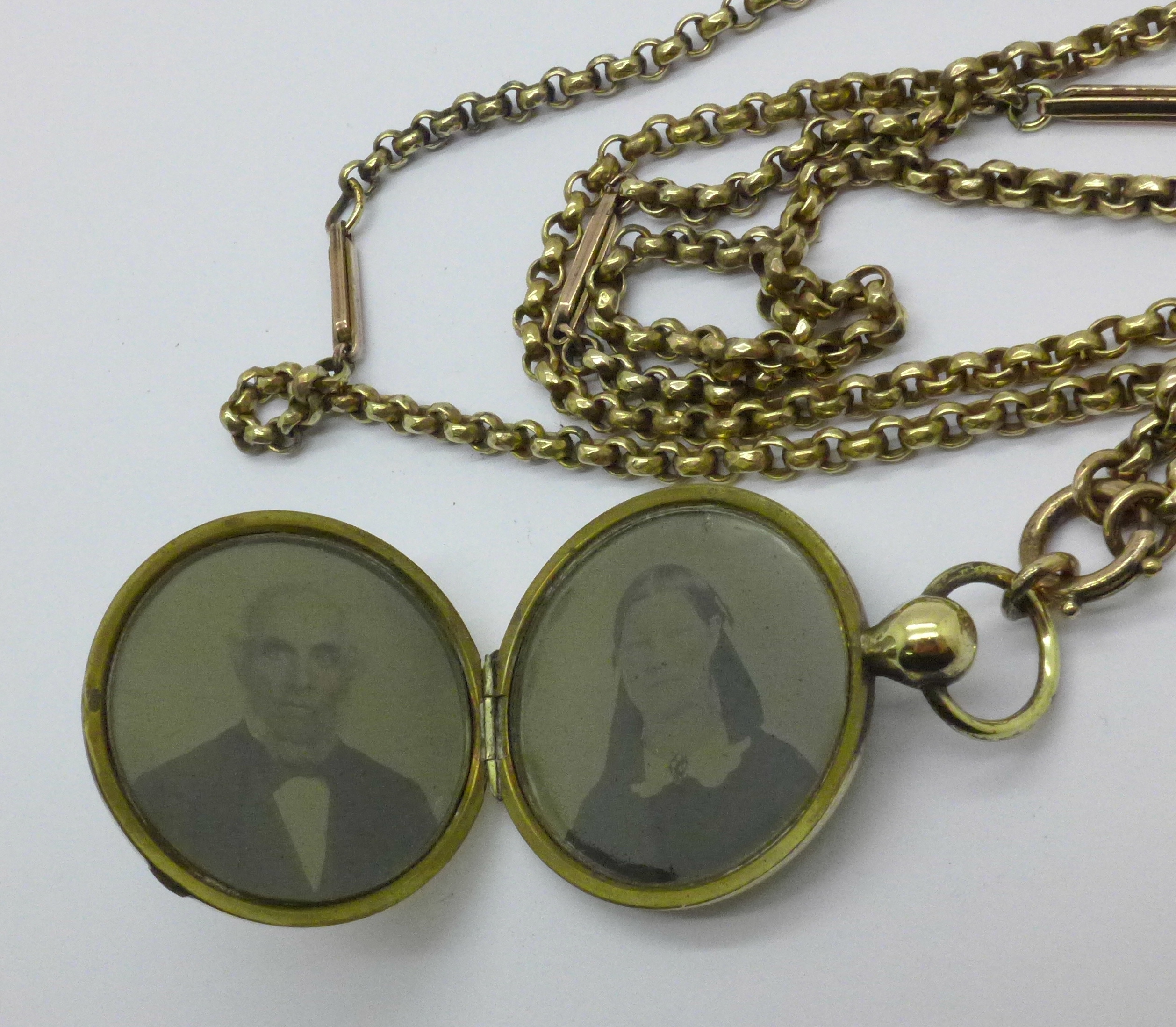 A c1900 photograph locket and chain - Bild 3 aus 3