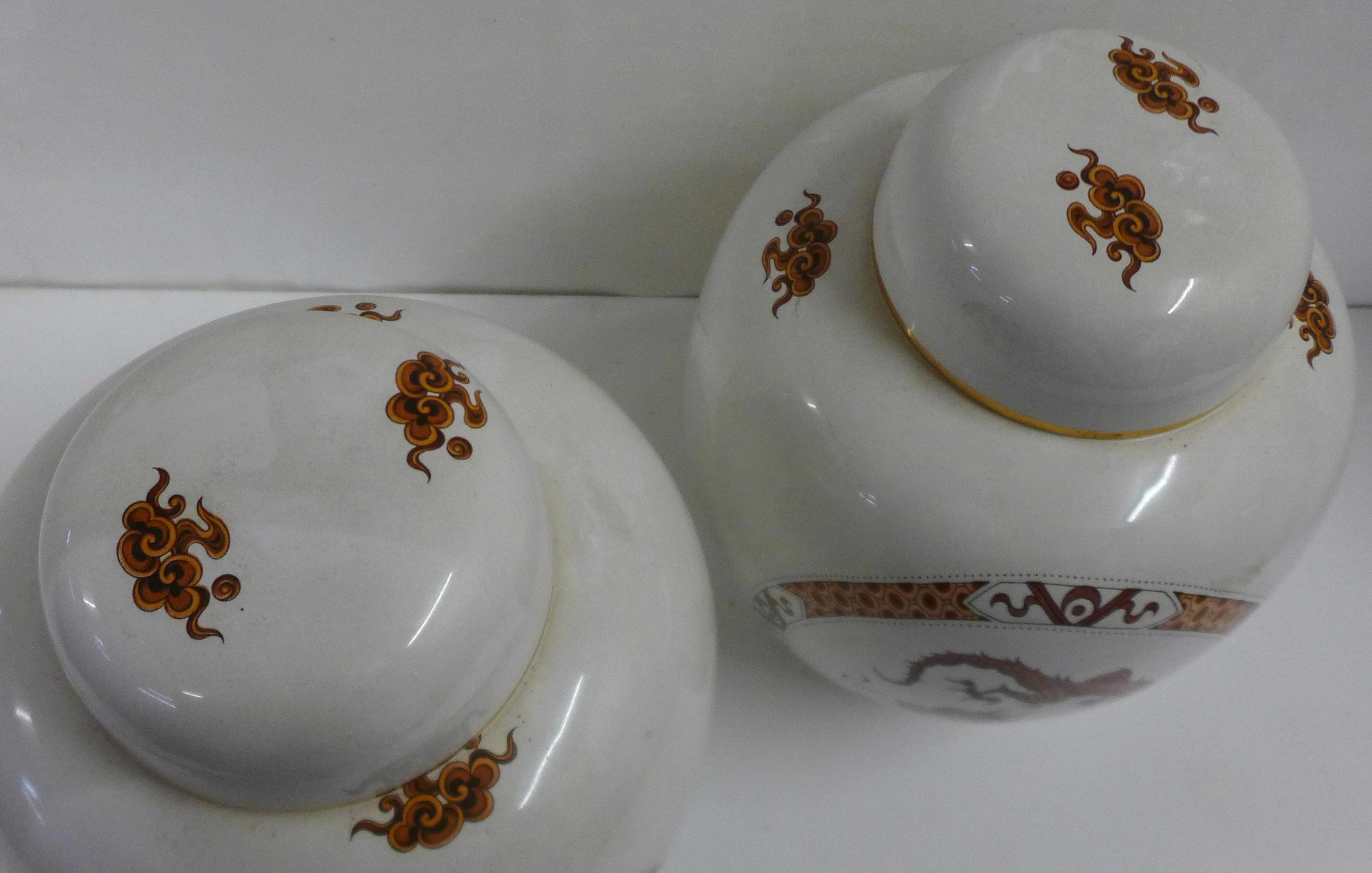 A pair of Carlton Ware ginger jars decorated with oriental dragons, 22cm - Bild 2 aus 3