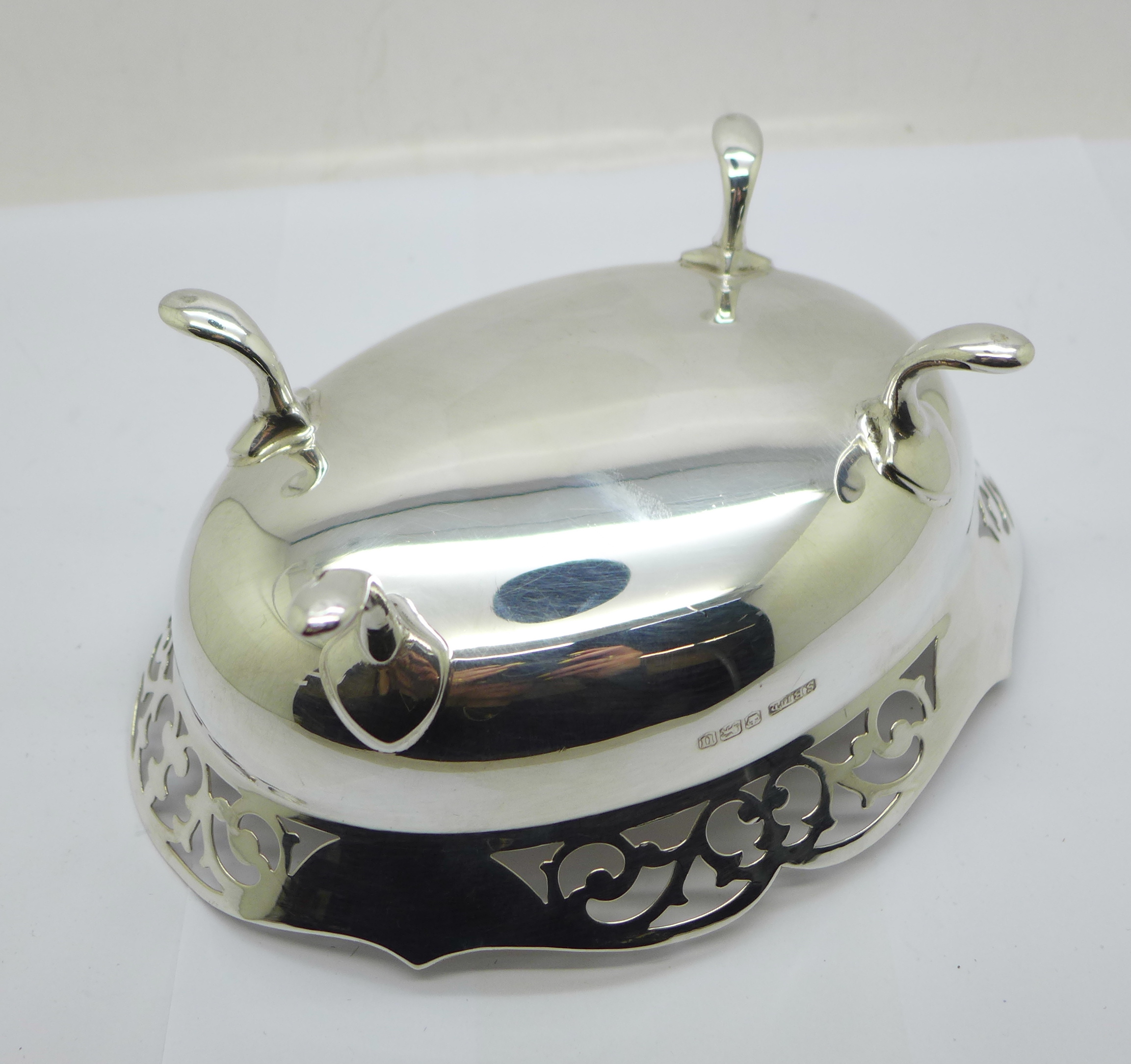 A pierced silver dish, Sheffield 1962, 232g, 18cm wide - Bild 5 aus 5