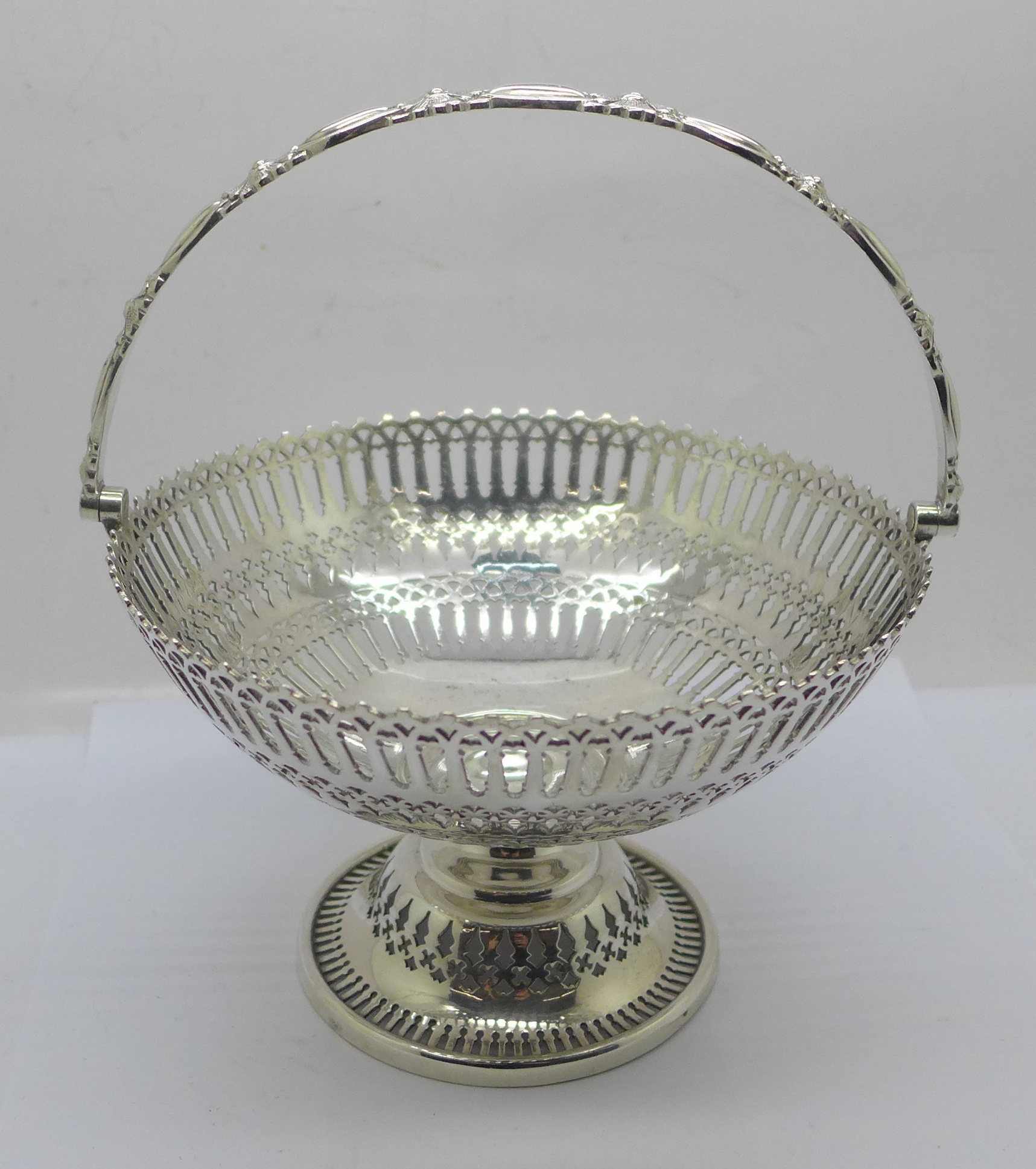 A pierced silver basket, Sheffield 1860, Hawkesworth, Eyre & Co., 299g, diameter 14.5cm - Bild 3 aus 4