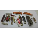 A collection of pocket knives and a small bullnose woodplane