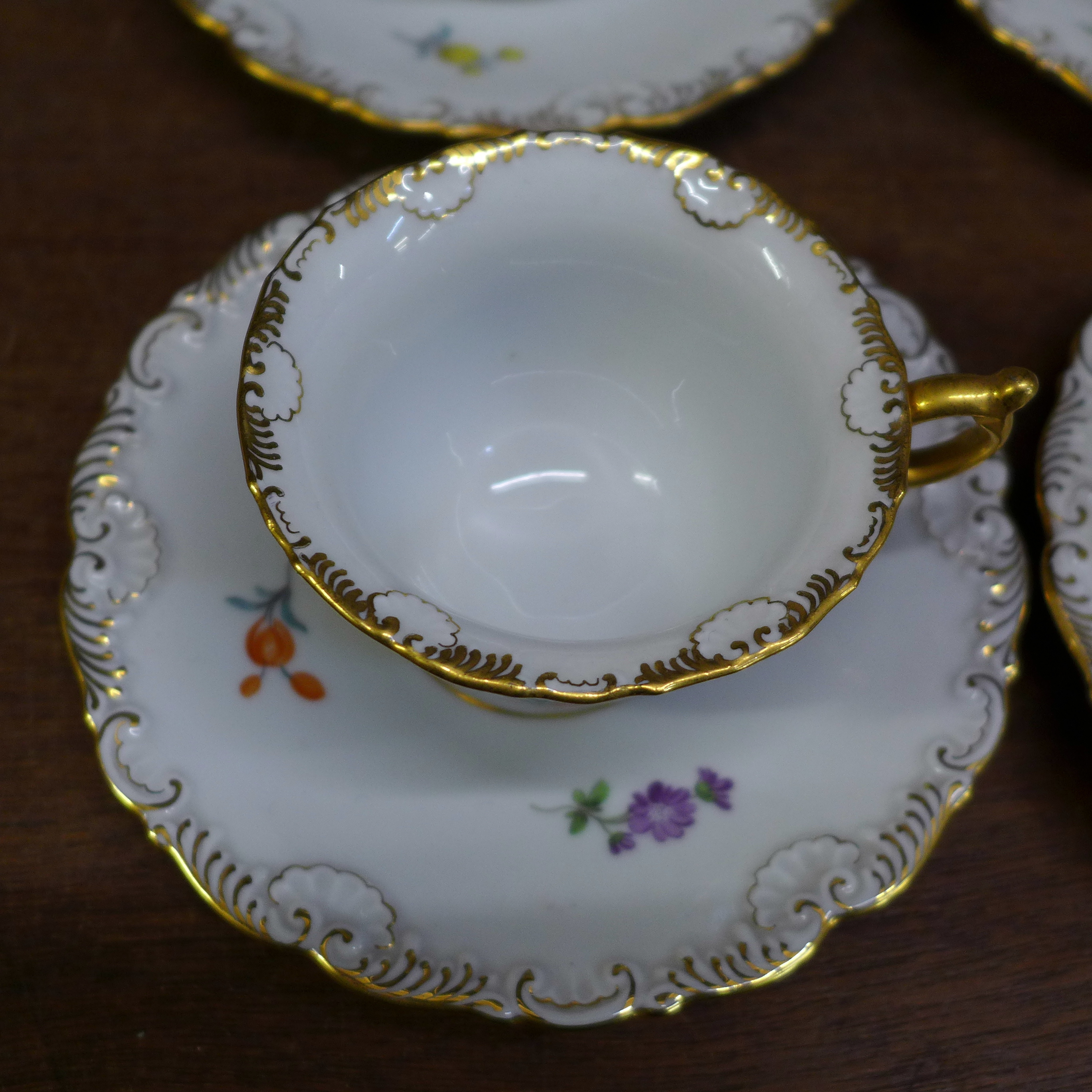 A Meissen flower six setting coffee service with coffee pot, cream, sugar and plate - Bild 7 aus 8