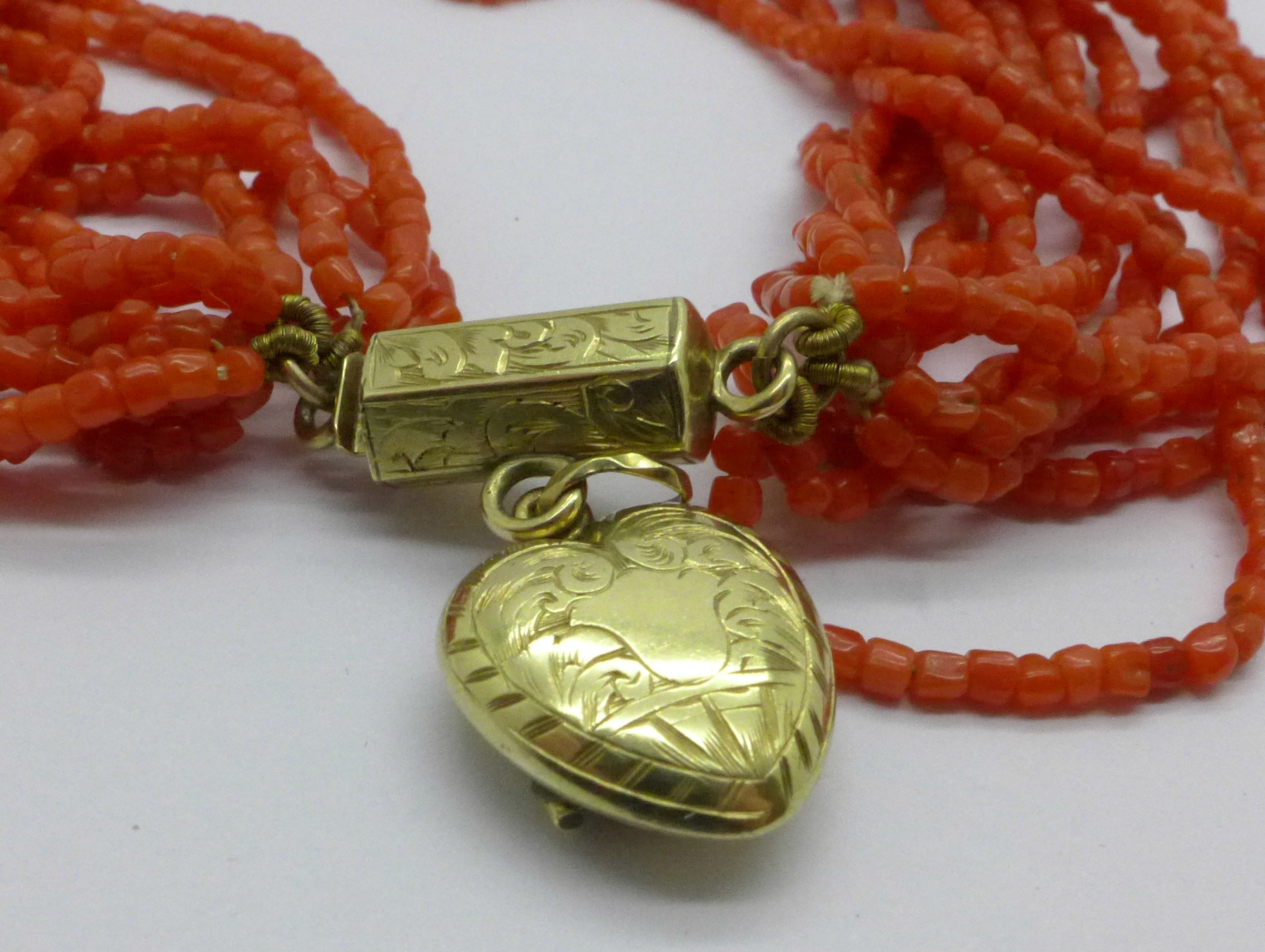 An early 20th Century coral bracelet with heart shaped memorial locket - Bild 3 aus 4