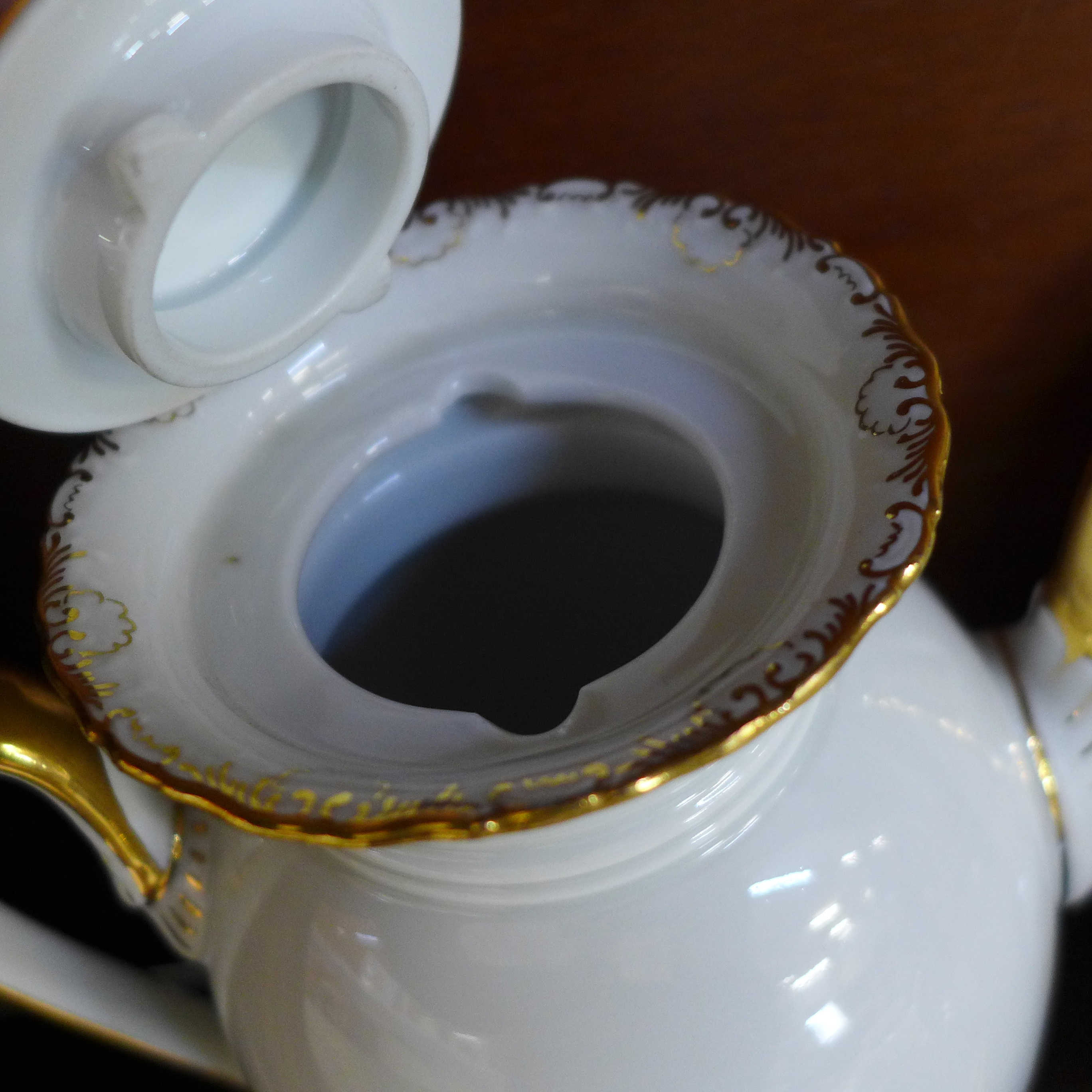 A Meissen flower six setting coffee service with coffee pot, cream, sugar and plate - Bild 5 aus 8