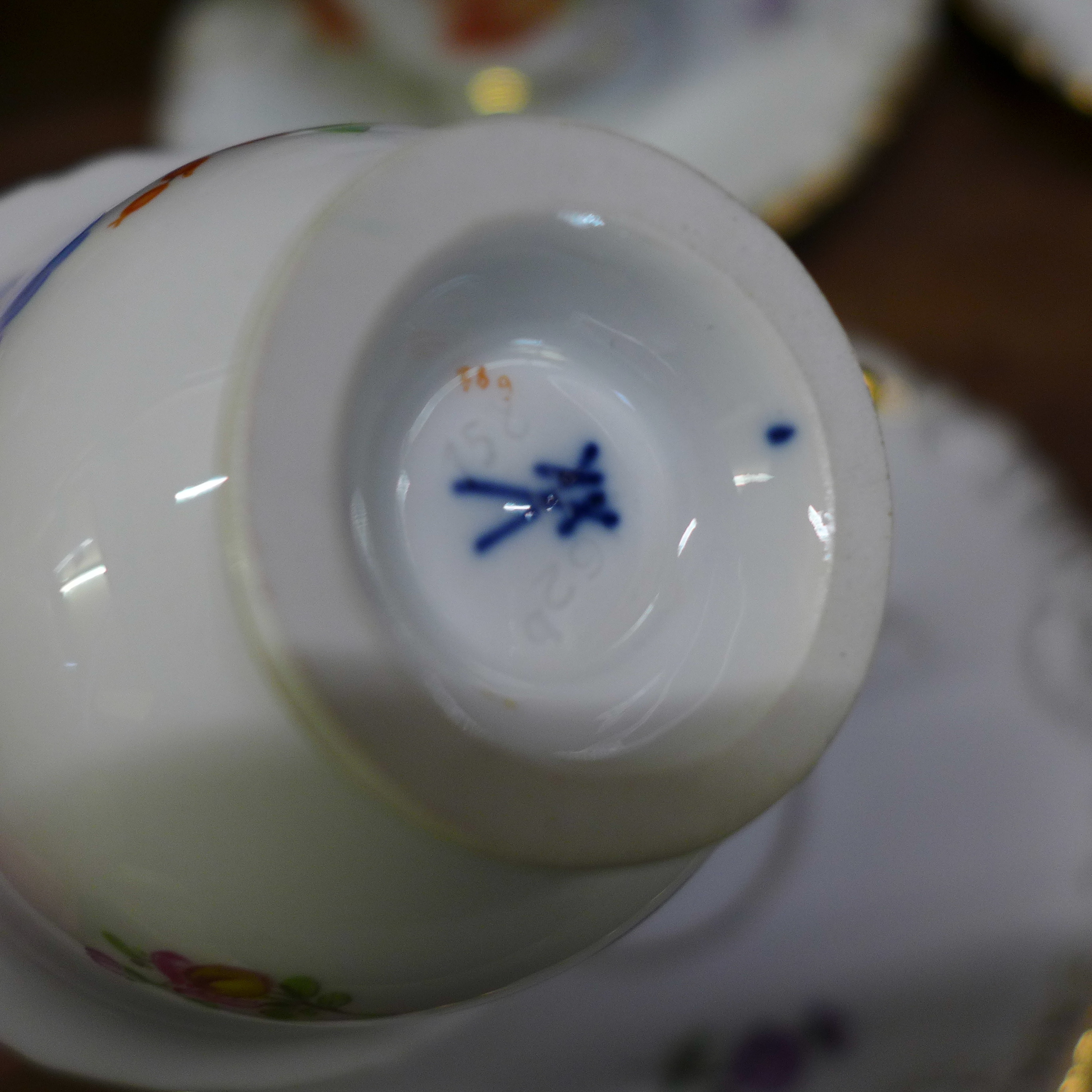 A Meissen flower six setting coffee service with coffee pot, cream, sugar and plate - Bild 8 aus 8