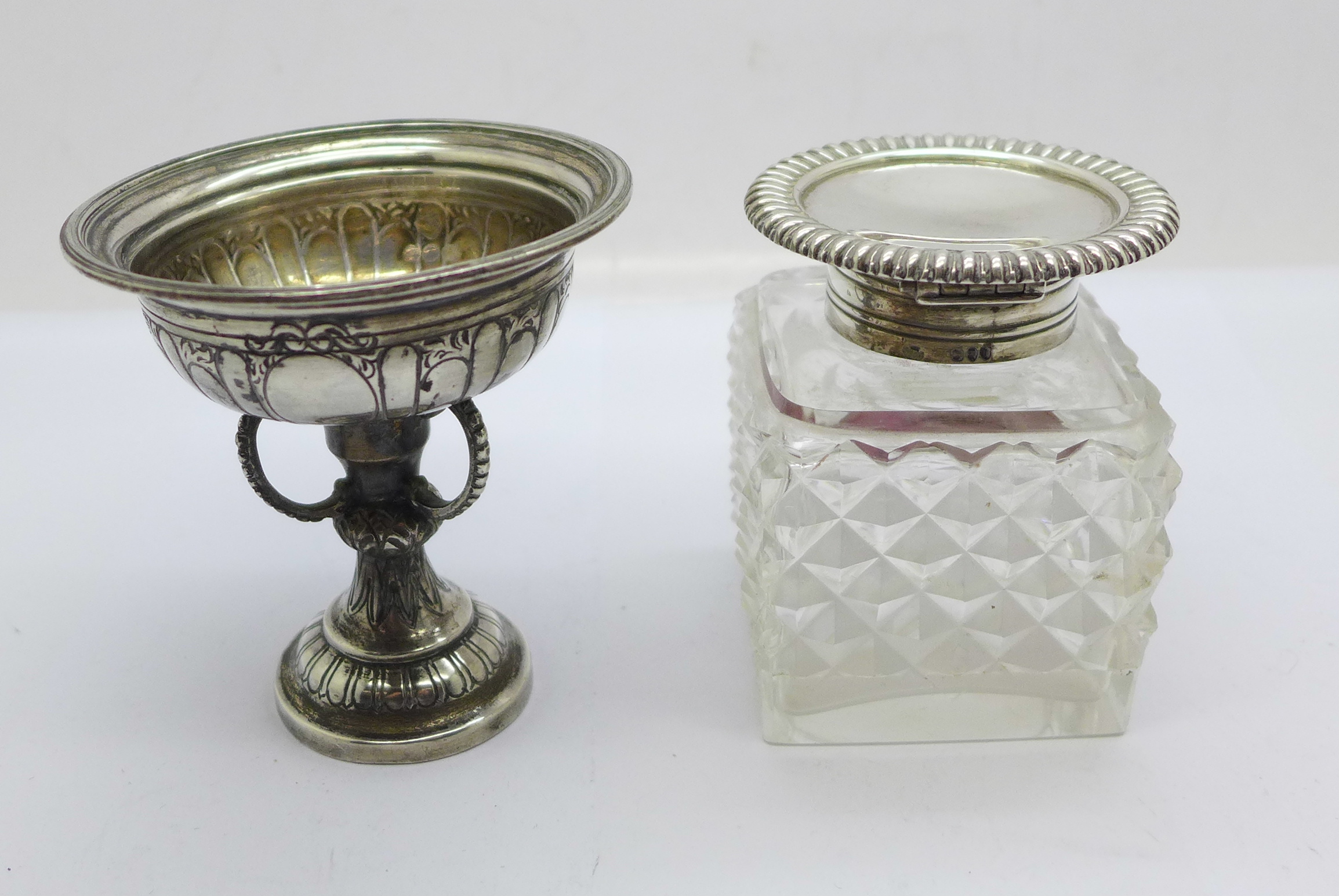 A Victorian silver topped glass inkwell and a silver cup/urn, 70g, (glass inkwell chipped) - Bild 3 aus 6