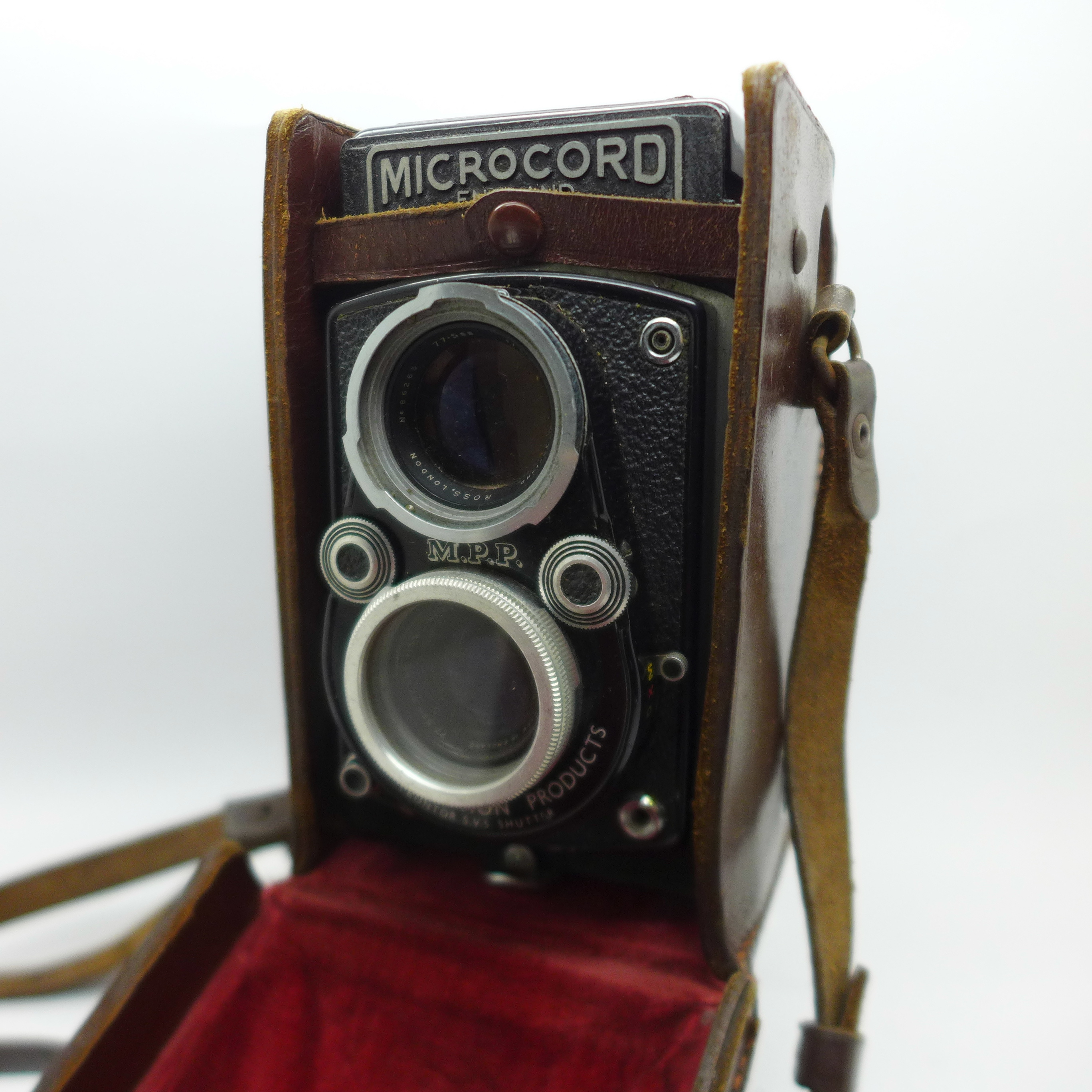A Microcord camera, 77.5mm, f/3.2, Ross, London, and a light meter - Image 2 of 4