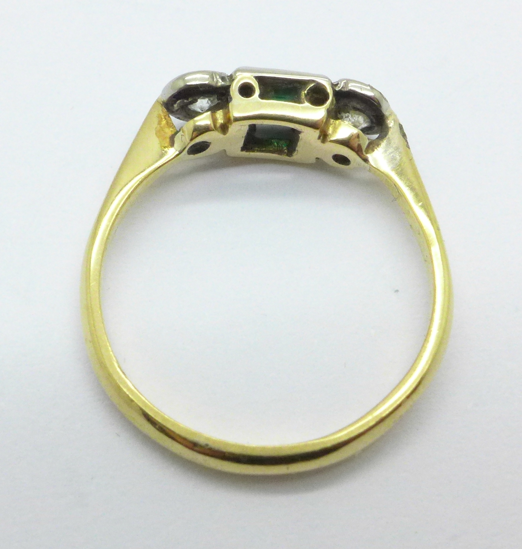 An 18ct gold, platinum set diamond and green stone ring, 2.7g, M - Bild 4 aus 4