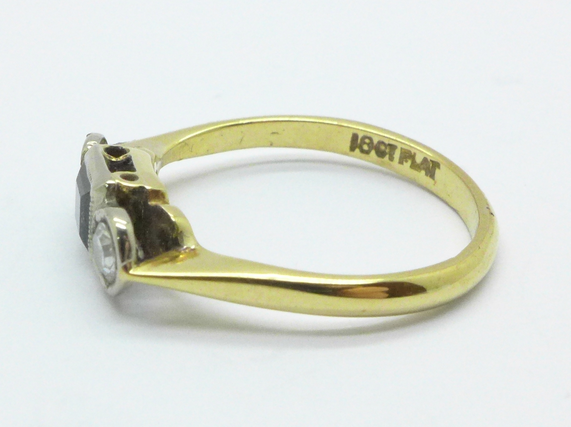 An 18ct gold, platinum set diamond and green stone ring, 2.7g, M - Bild 2 aus 4