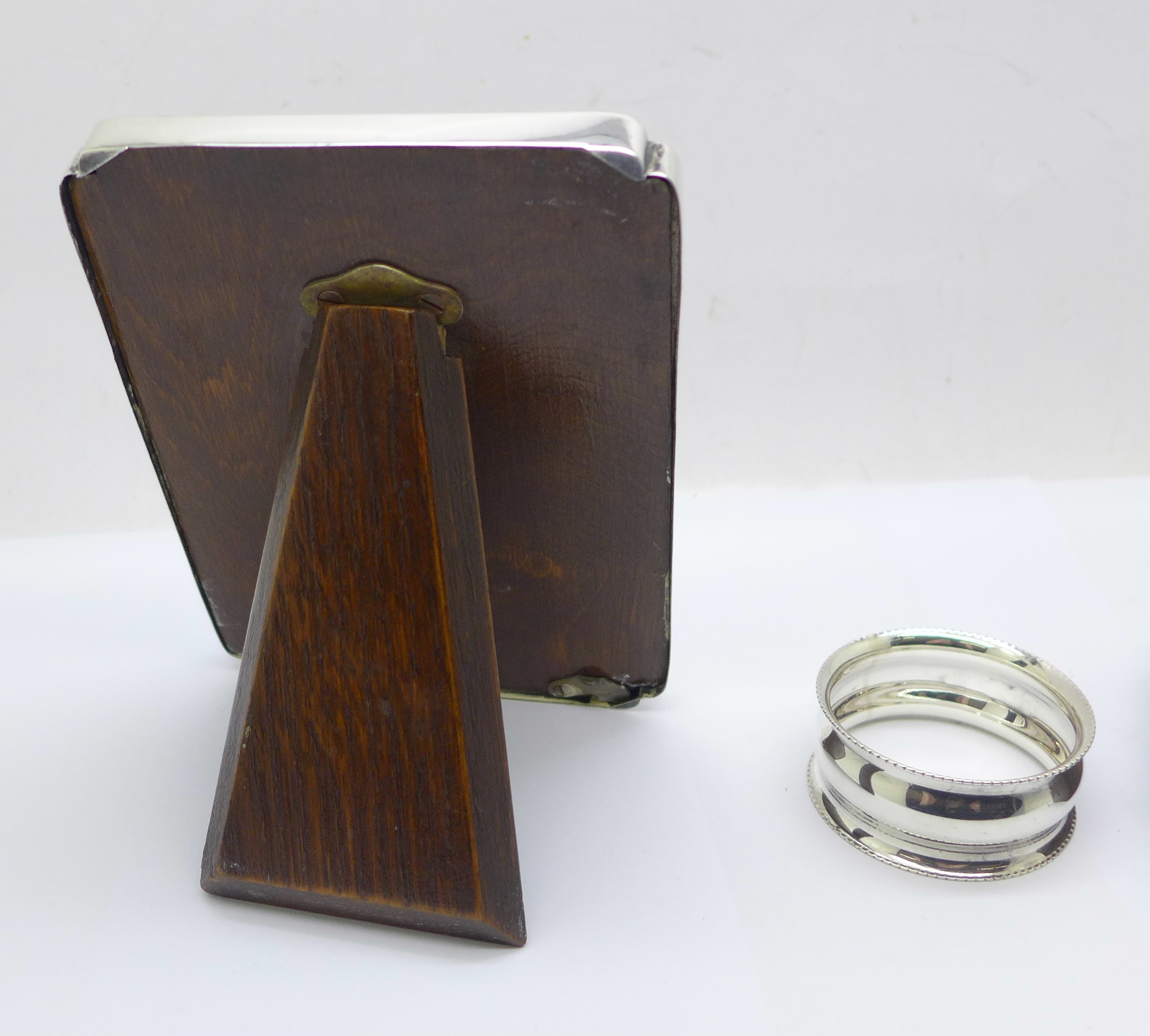 A silver photograph frame, a silver napkin ring and a Georgian snuff box, frame 9.5cm x 13cm, (snuff - Bild 4 aus 7