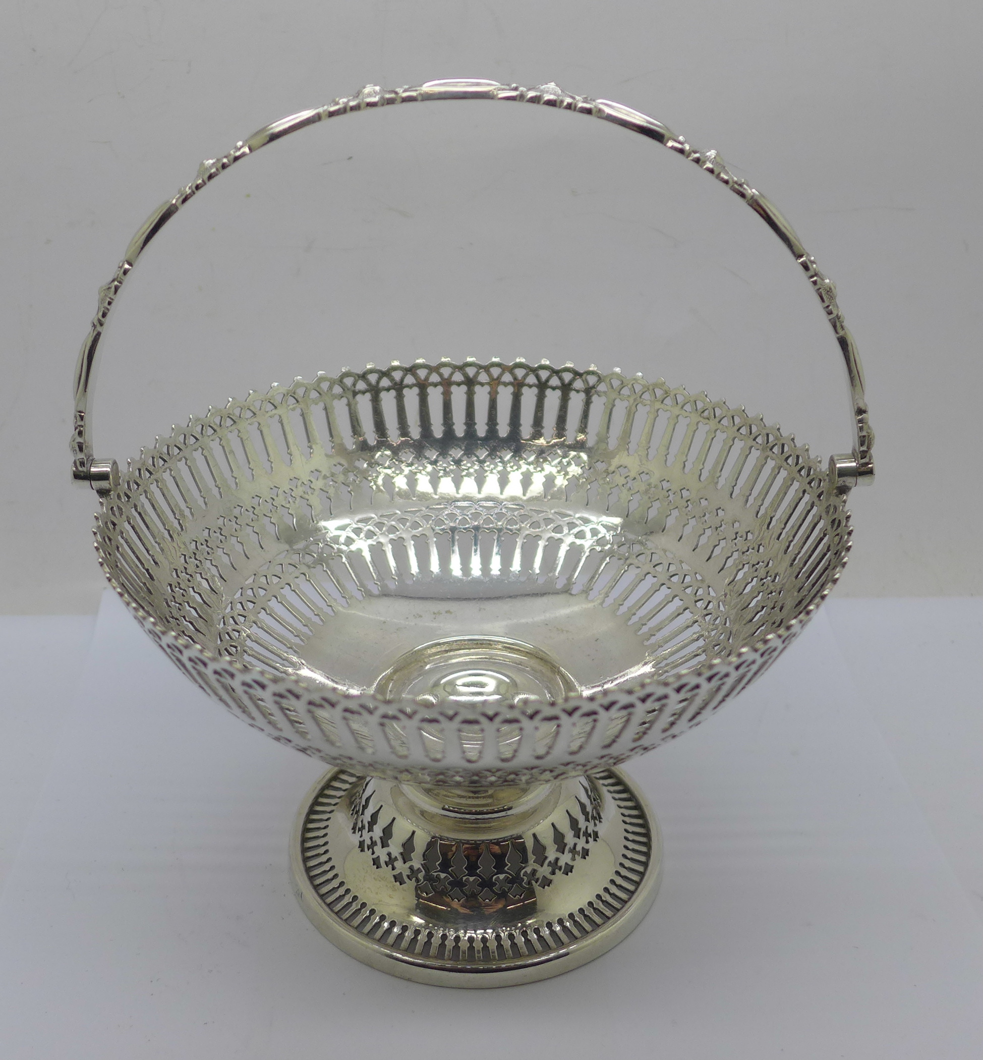 A pierced silver basket, Sheffield 1860, Hawkesworth, Eyre & Co., 299g, diameter 14.5cm