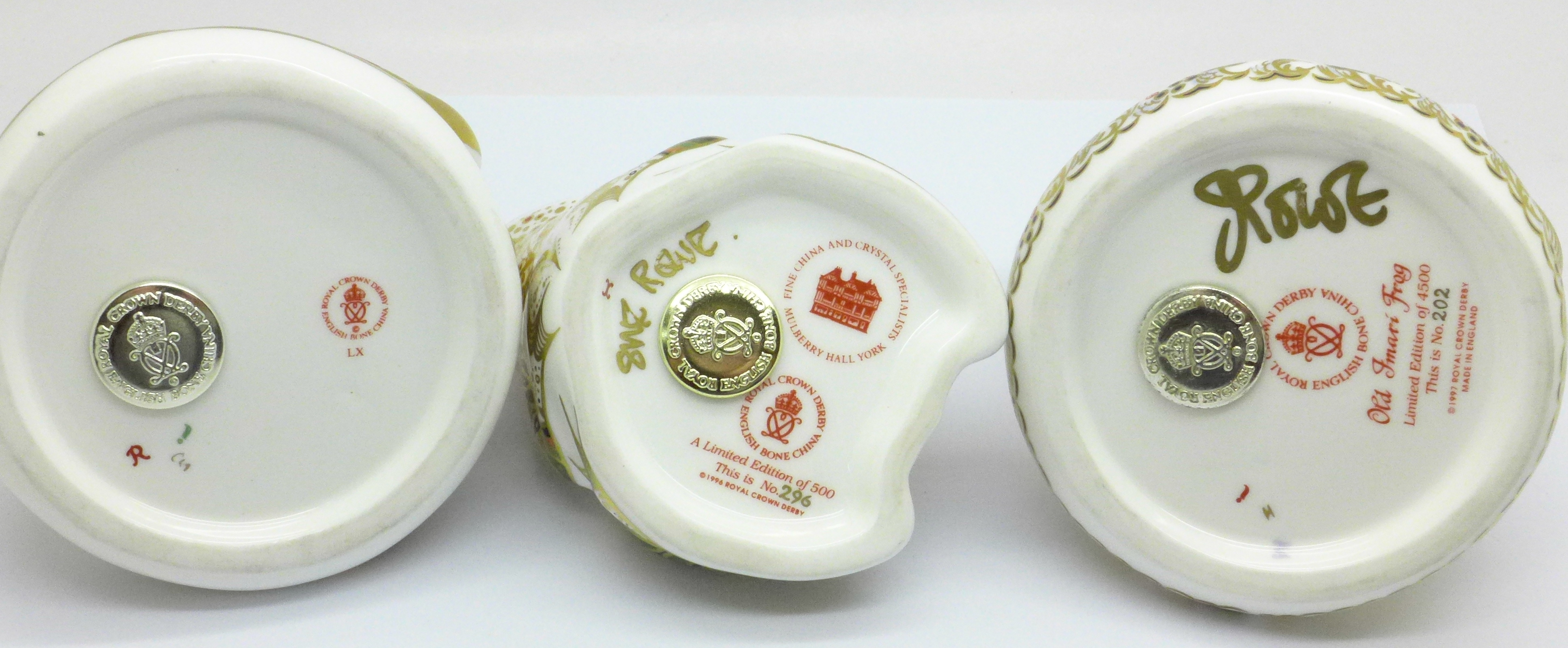 Three Royal Crown Derby paperweights, Mulberry Hall Frog, 296 of 500, gold stopper, signed by Sue - Image 5 of 8