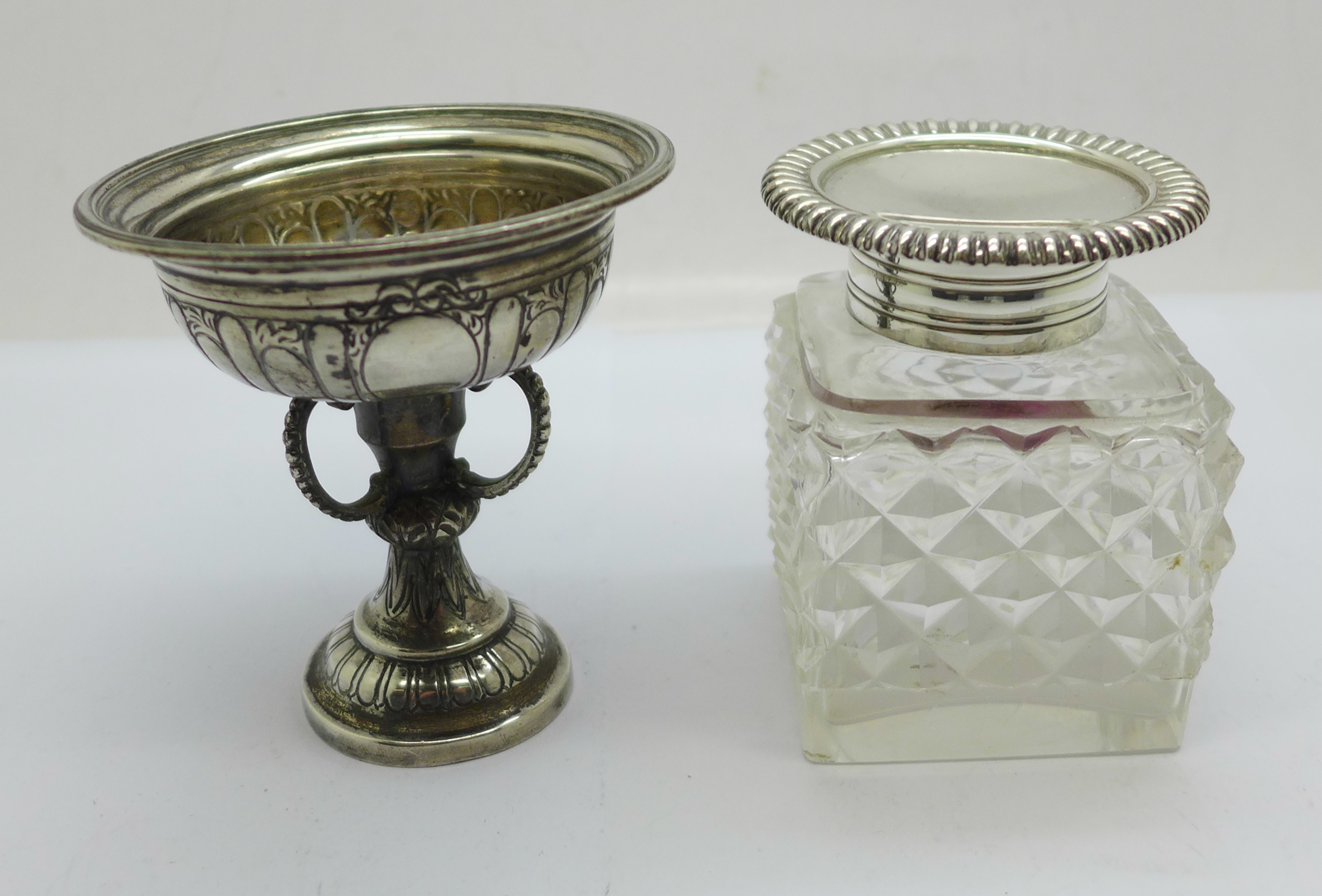 A Victorian silver topped glass inkwell and a silver cup/urn, 70g, (glass inkwell chipped)