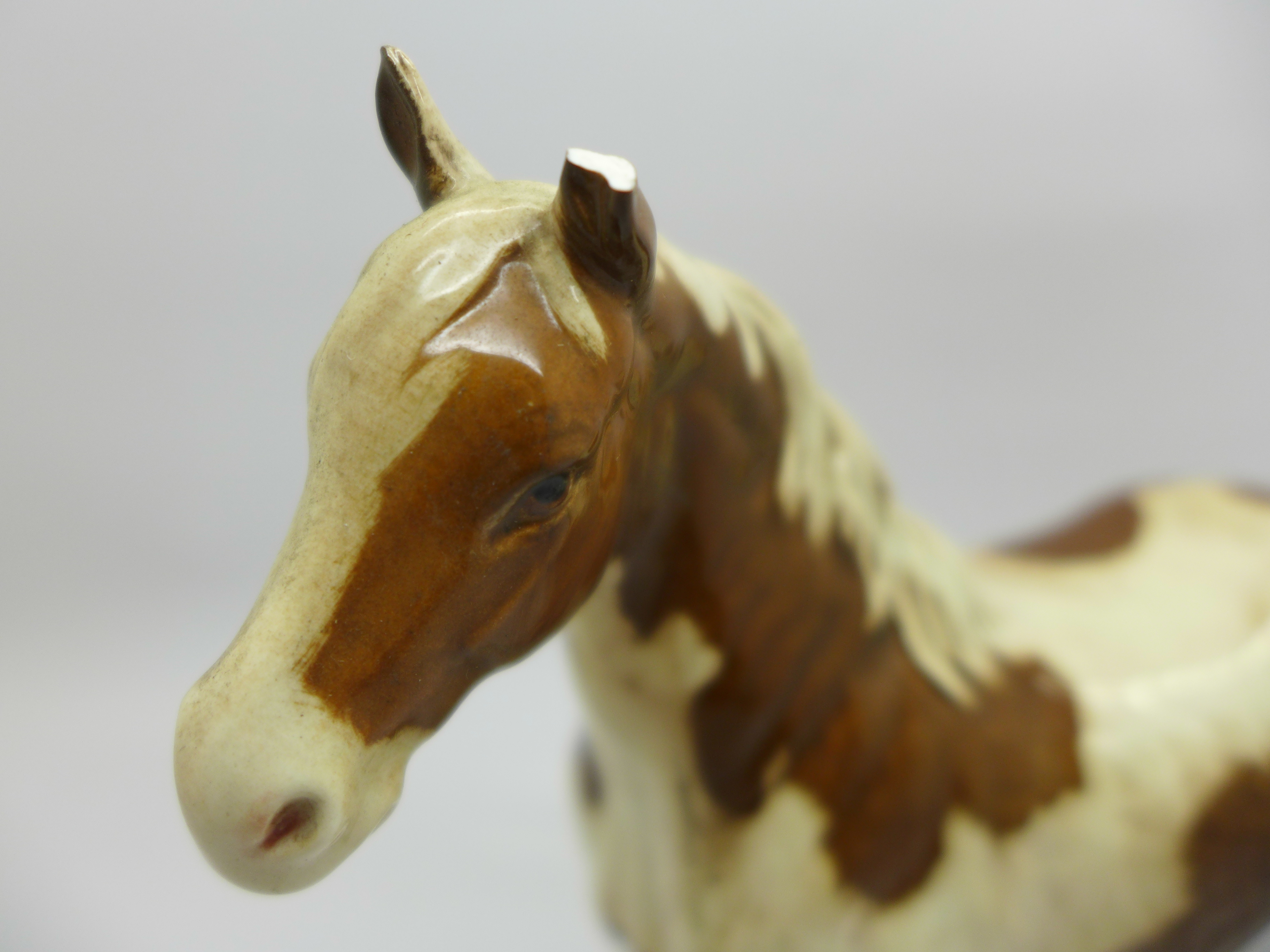 A Beswick Pinto Pony, left ear chipped - Bild 2 aus 3