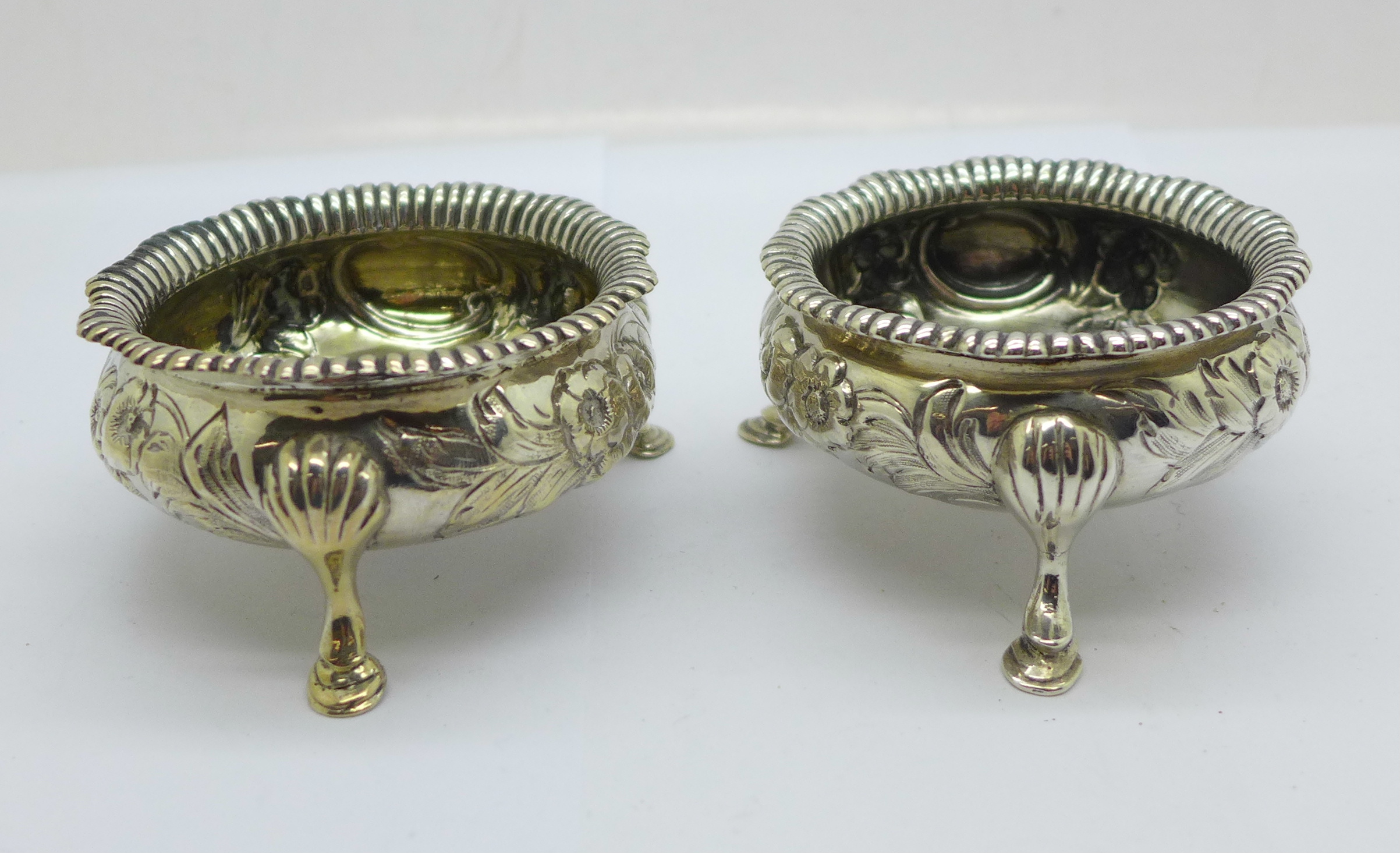 A pair of Victorian silver salts, London 1841, 146g - Bild 3 aus 4