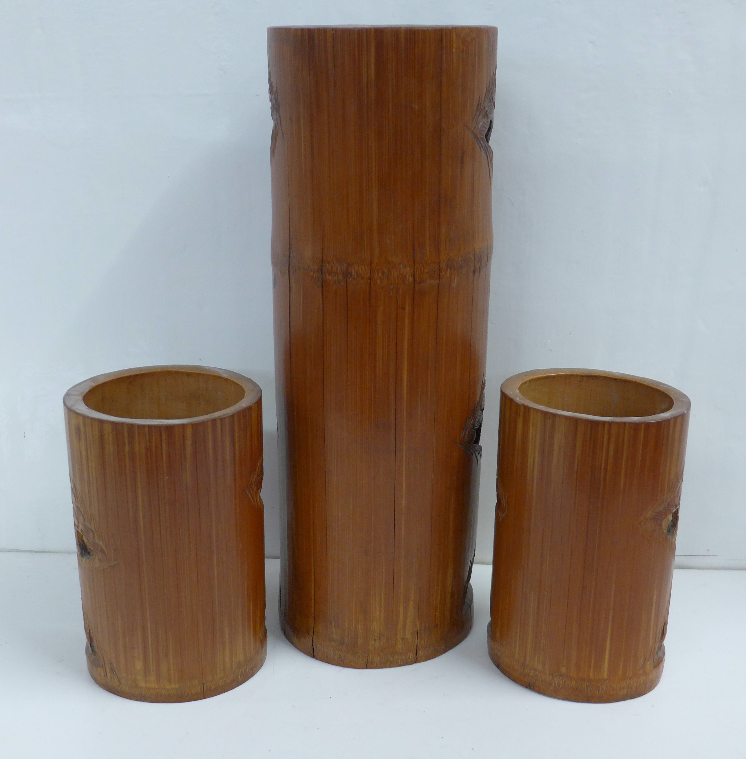 A tall carved bamboo brush pot, 33cm and a small pair of carved bamboo brush pots, 15cm - Bild 2 aus 4