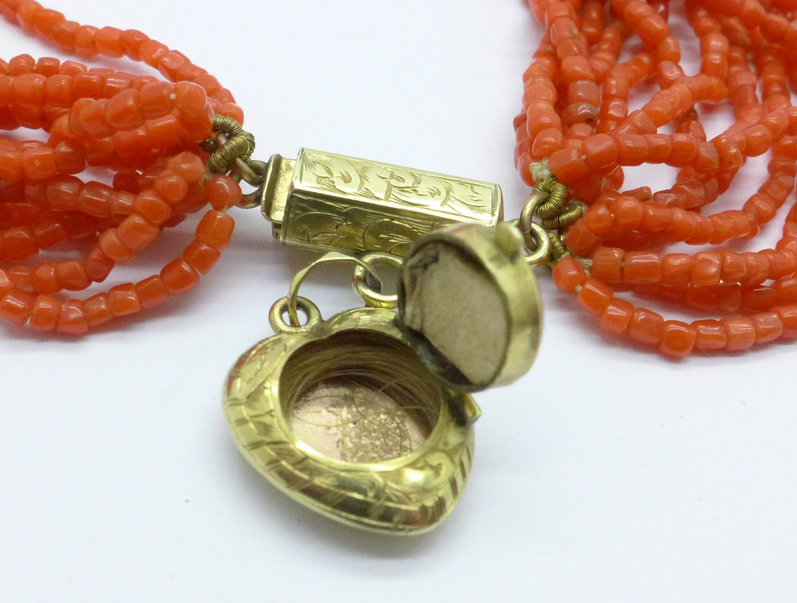 An early 20th Century coral bracelet with heart shaped memorial locket - Bild 2 aus 4