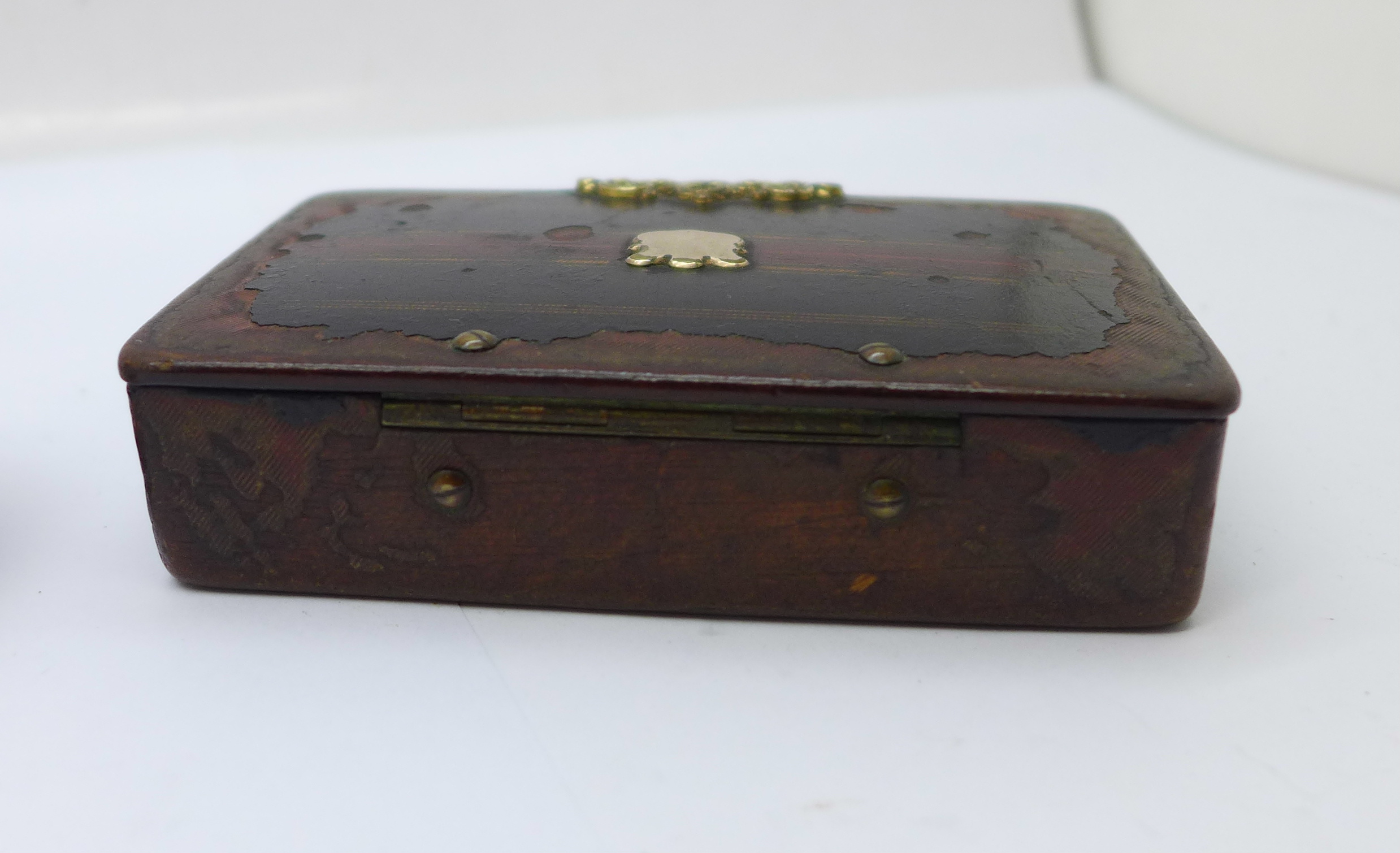 A silver photograph frame, a silver napkin ring and a Georgian snuff box, frame 9.5cm x 13cm, (snuff - Bild 3 aus 7