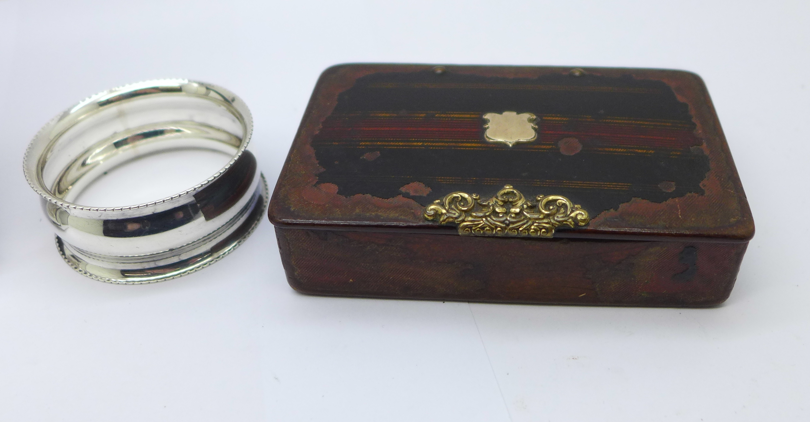 A silver photograph frame, a silver napkin ring and a Georgian snuff box, frame 9.5cm x 13cm, (snuff - Bild 2 aus 7