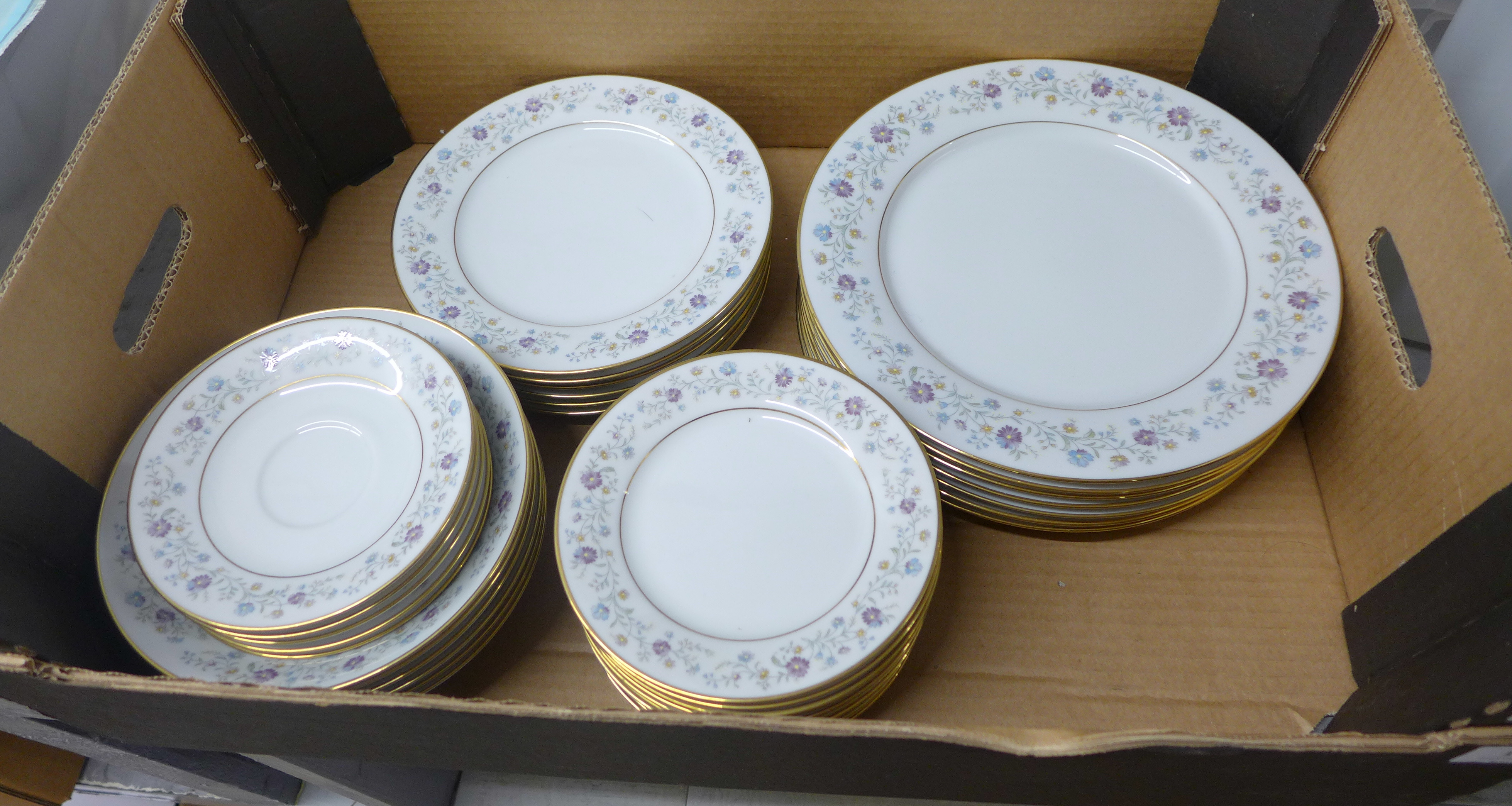 A Noritake Contemporary Collection tea and dinner service **PLEASE NOTE THIS LOT IS NOT ELIGIBLE FOR - Bild 2 aus 3