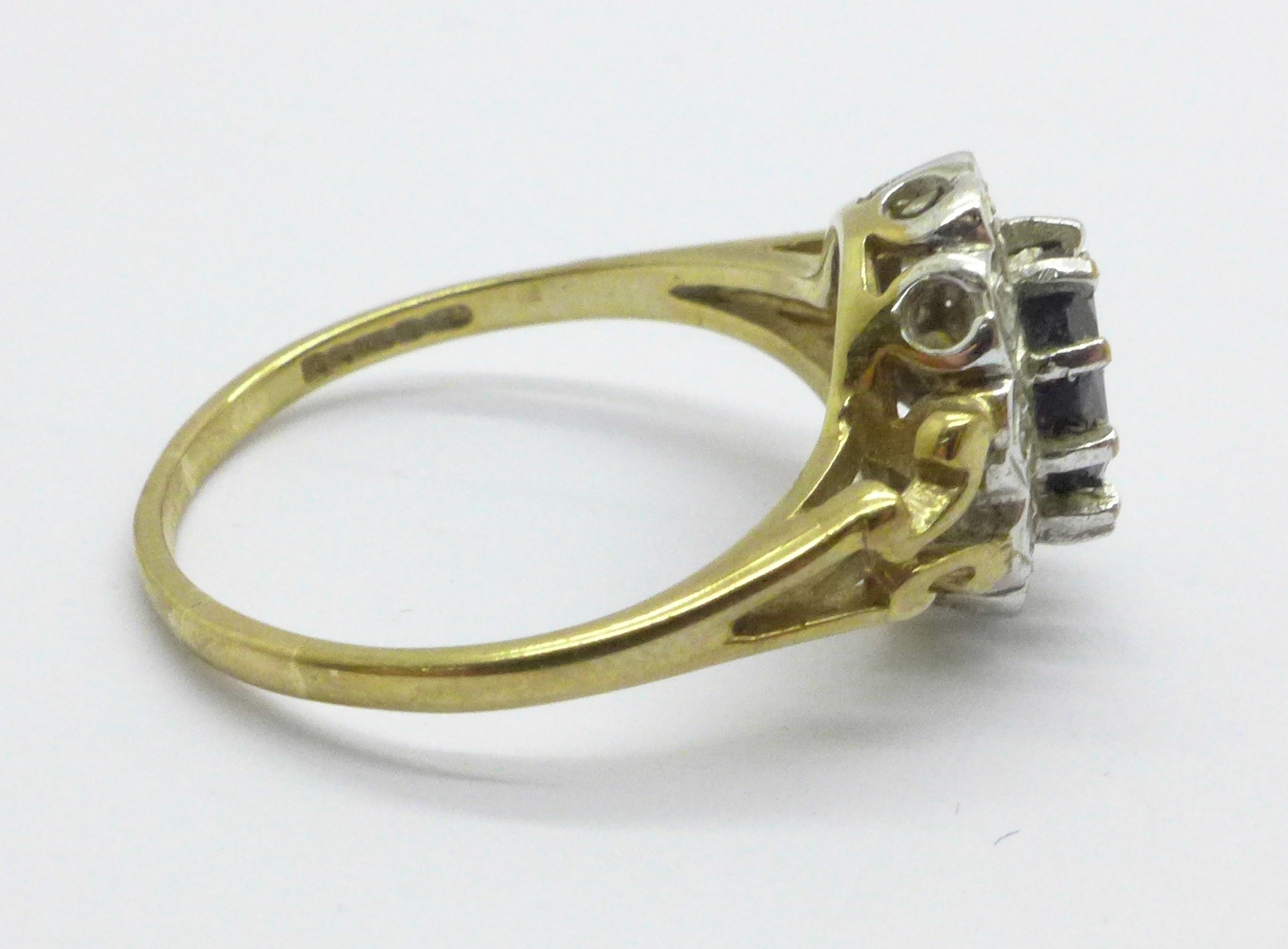 A 9ct gold sapphire and diamond cluster ring, 2.3g, N - Bild 3 aus 4