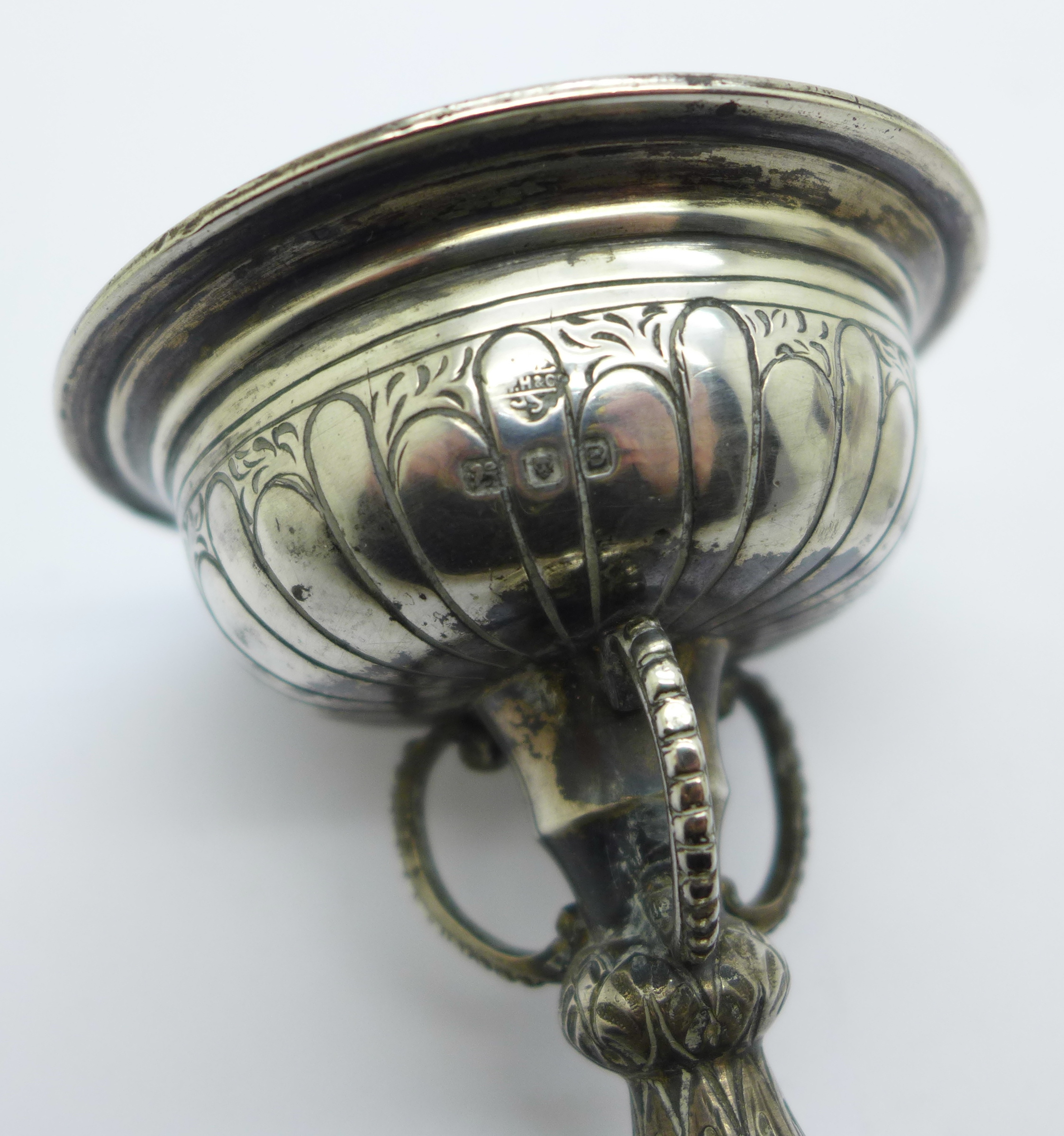 A Victorian silver topped glass inkwell and a silver cup/urn, 70g, (glass inkwell chipped) - Bild 6 aus 6