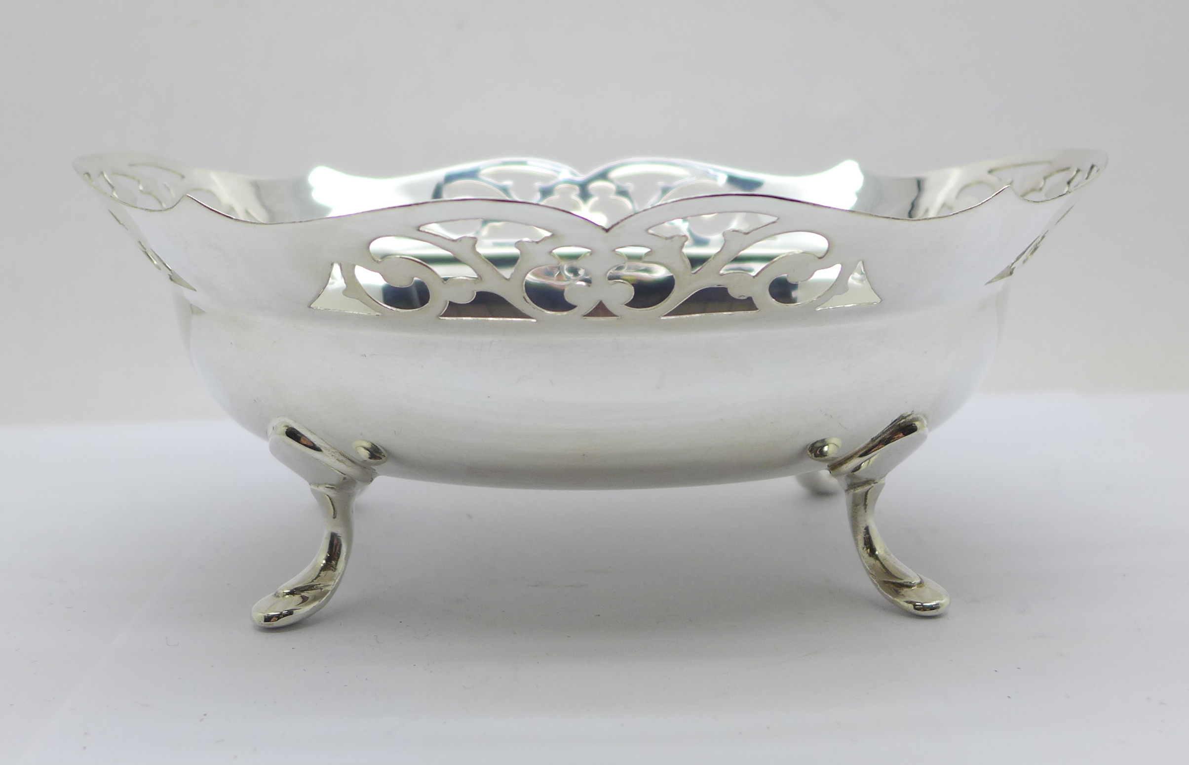 A pierced silver dish, Sheffield 1962, 232g, 18cm wide - Bild 4 aus 5