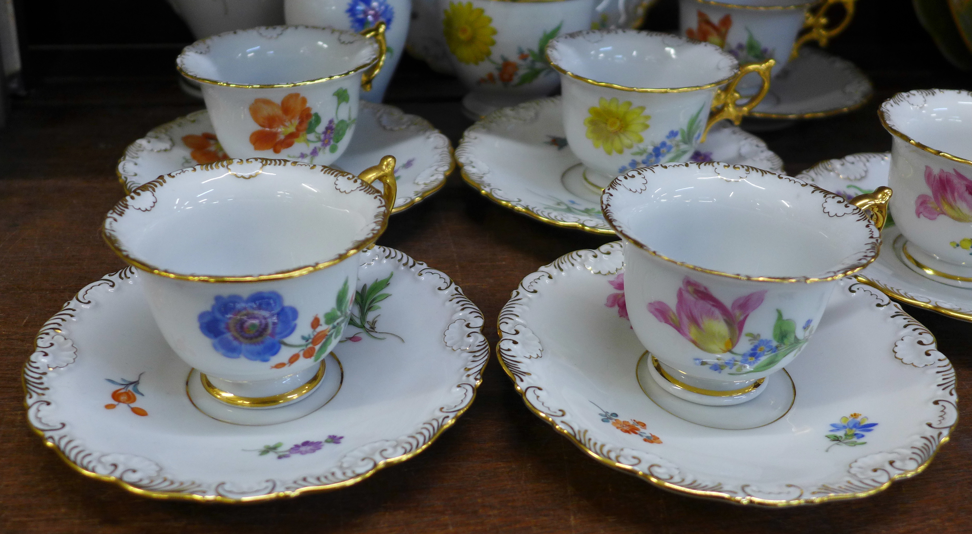 A Meissen flower six setting coffee service with coffee pot, cream, sugar and plate - Bild 2 aus 8