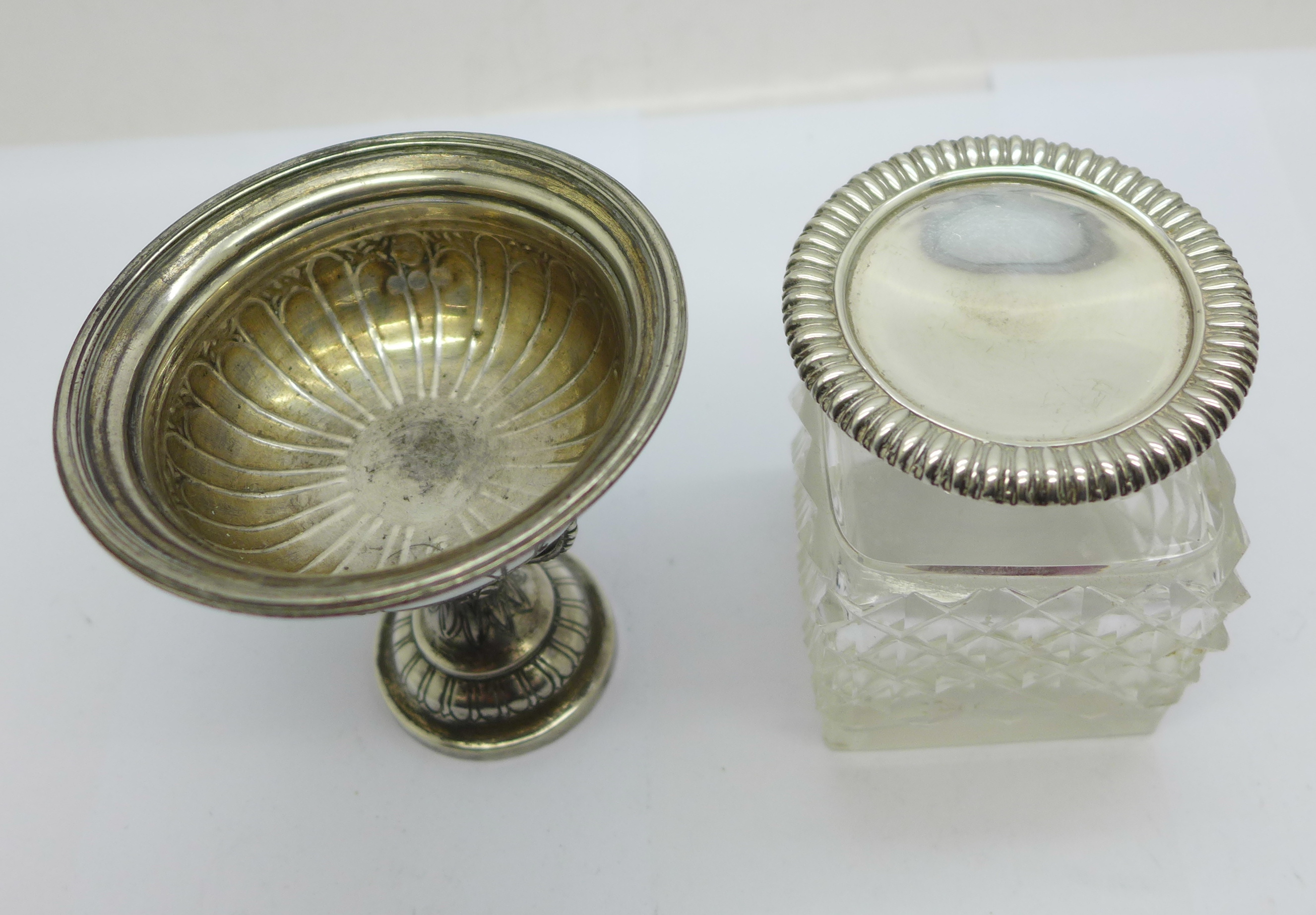 A Victorian silver topped glass inkwell and a silver cup/urn, 70g, (glass inkwell chipped) - Bild 2 aus 6