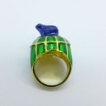 A novelty frog ring, L