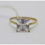 A 9ct gold white topaz ring, 1.5g, P