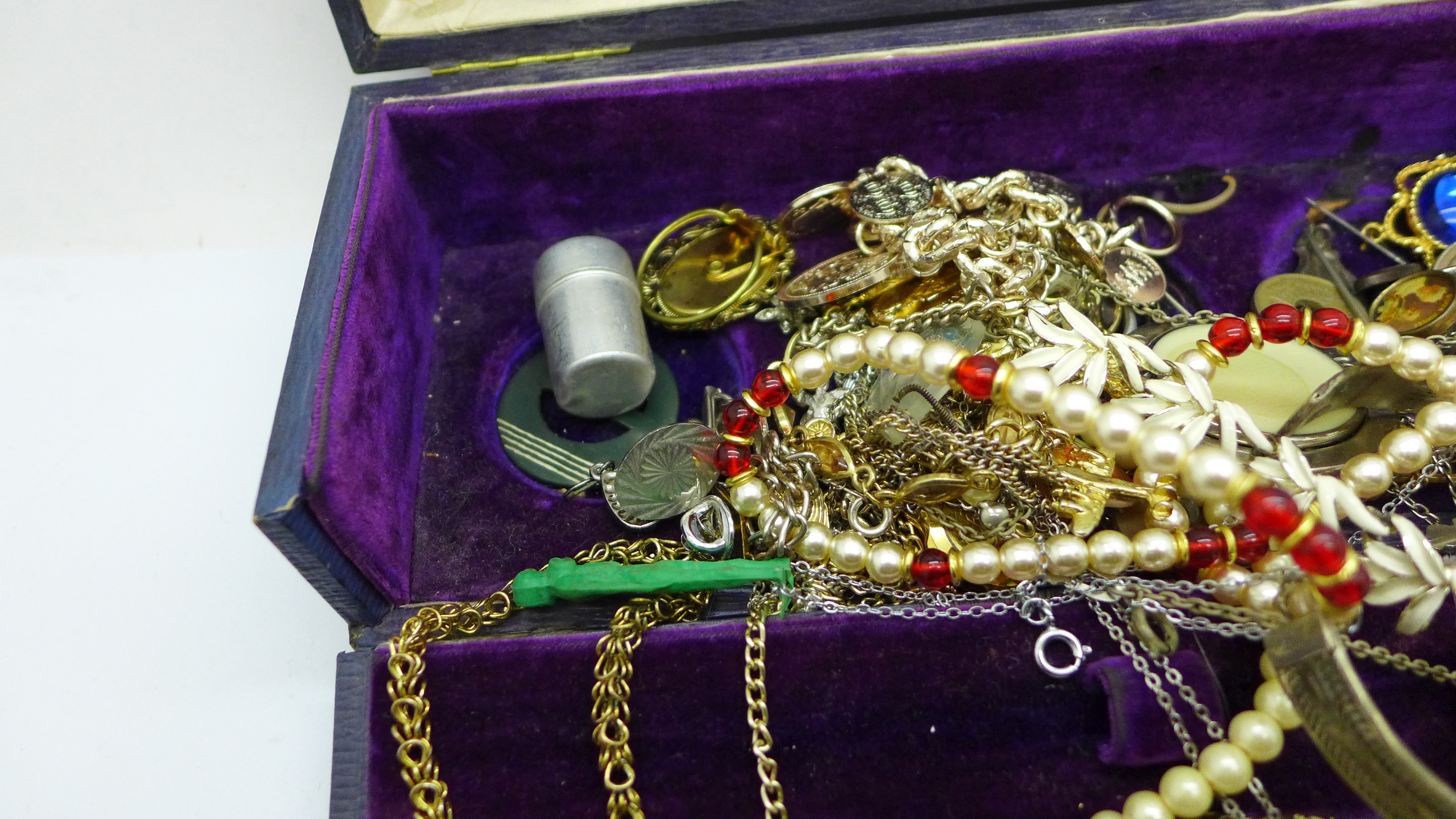 A box of costume jewellery - Image 5 of 5