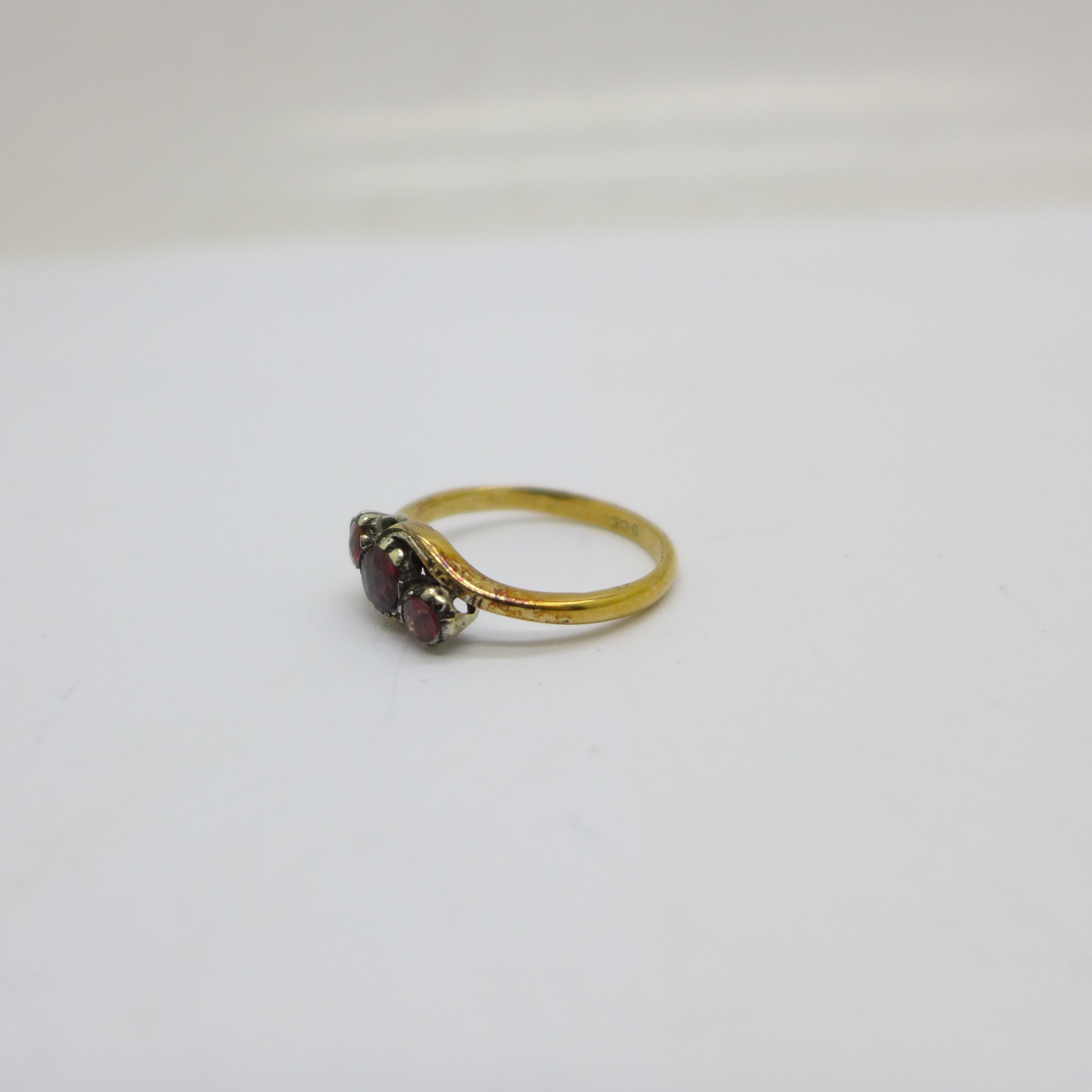 A 9ct gold and garnet ring, 2.1g, M - Image 2 of 3