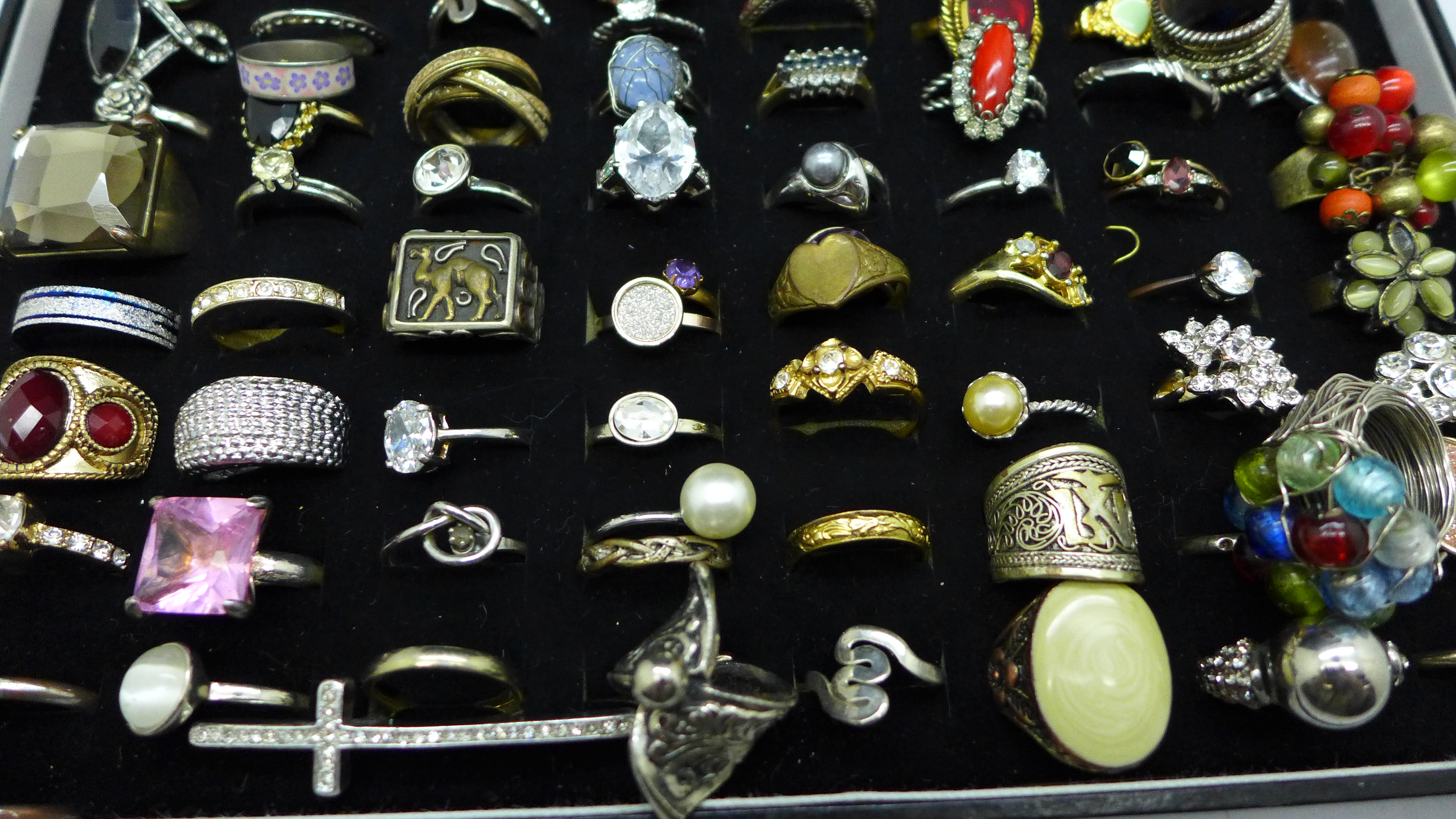 Approximately ninety costume rings, boxed - Bild 3 aus 3