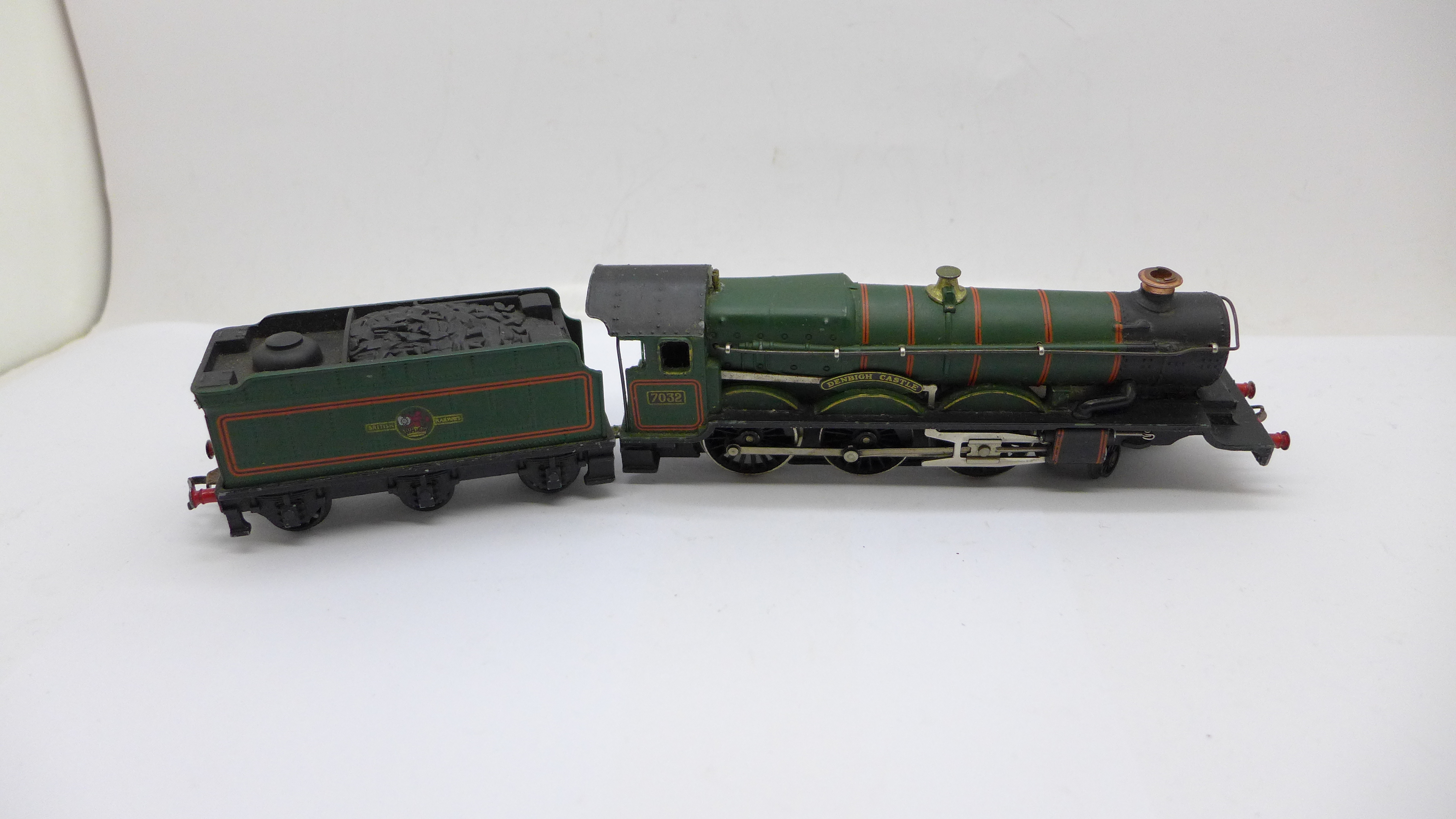 A Hornby Dublo Denbigh Castle 4-6-0 steam locomotive and tender - Image 3 of 4