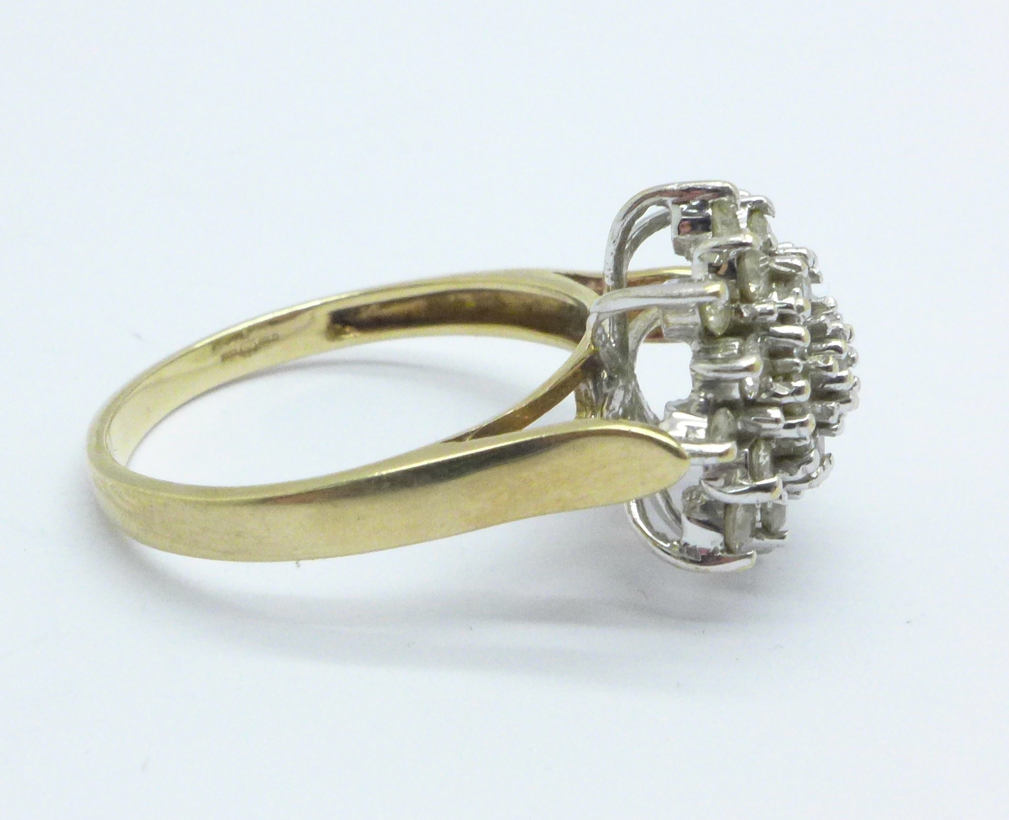 A 9ct gold diamond cluster ring, approximately .85 ct, 4.9g, S - Bild 3 aus 4