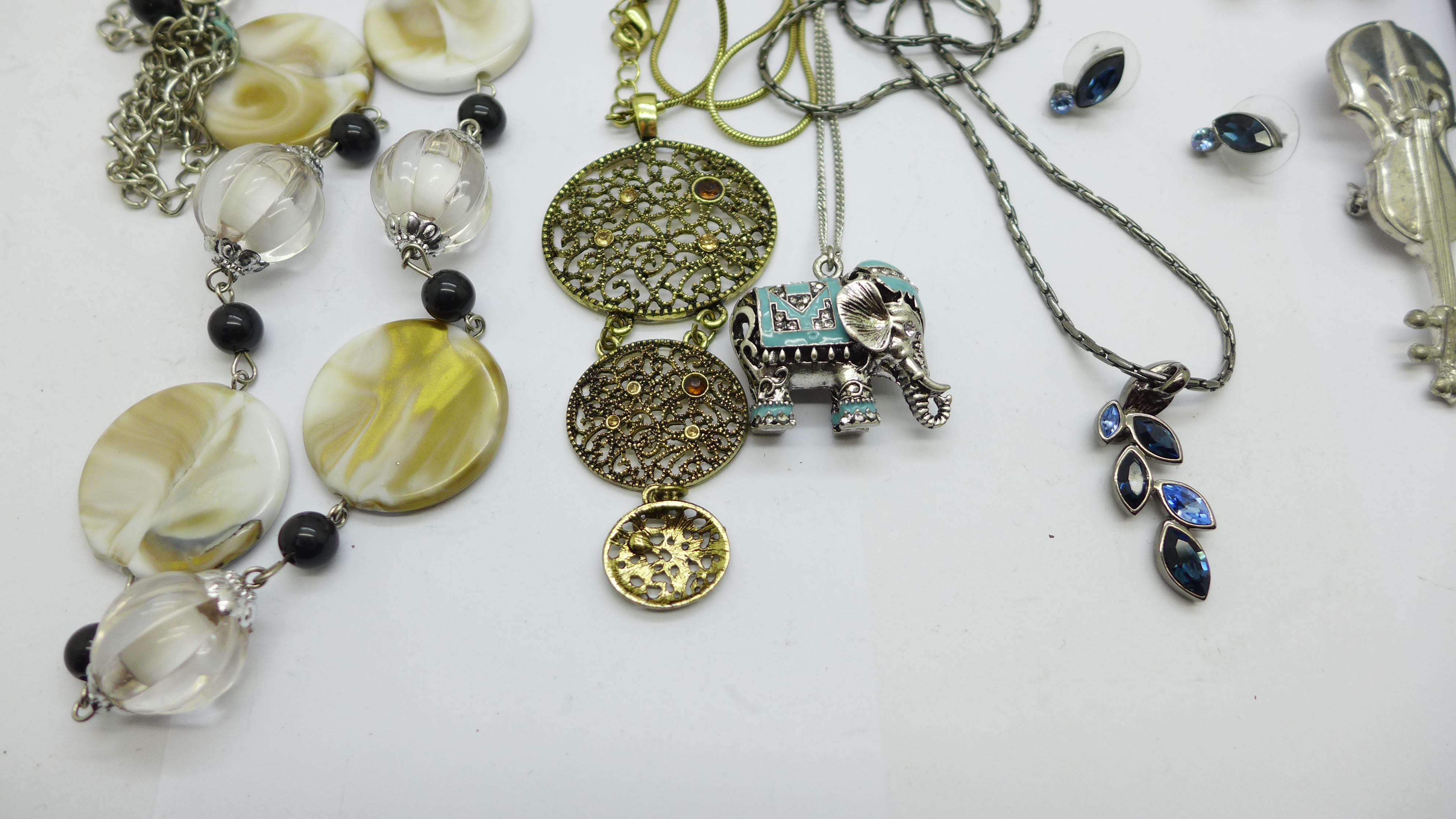 An elephant pendant on chain, two pairs of earrings and other necklaces and two brooches - Image 2 of 4