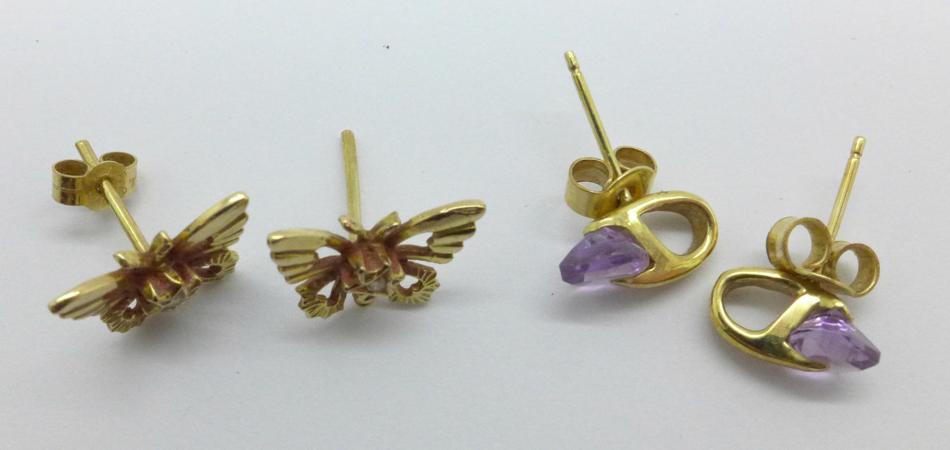 A pair of 9ct gold earrings and one other pair, 2.0g - Bild 2 aus 2