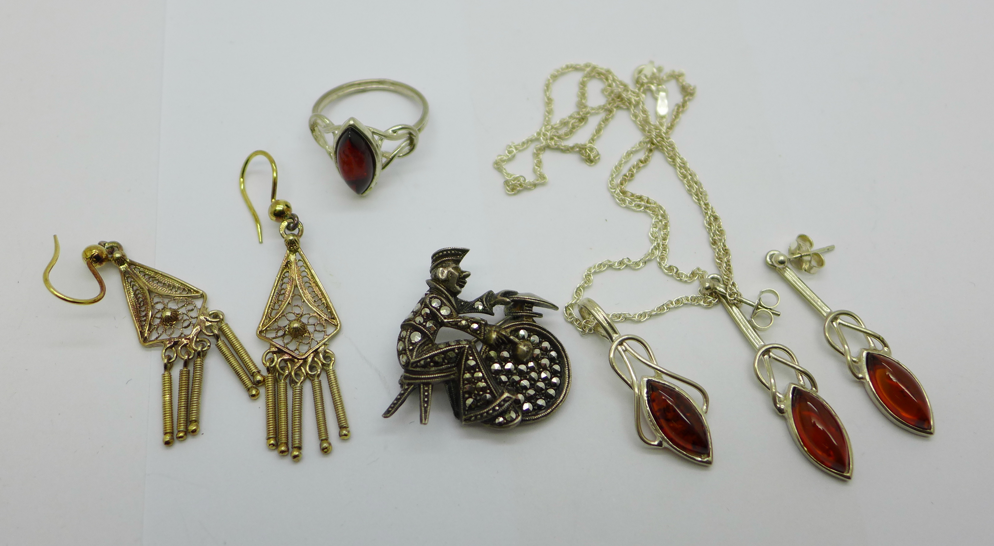 A collection of silver jewellery, 22g