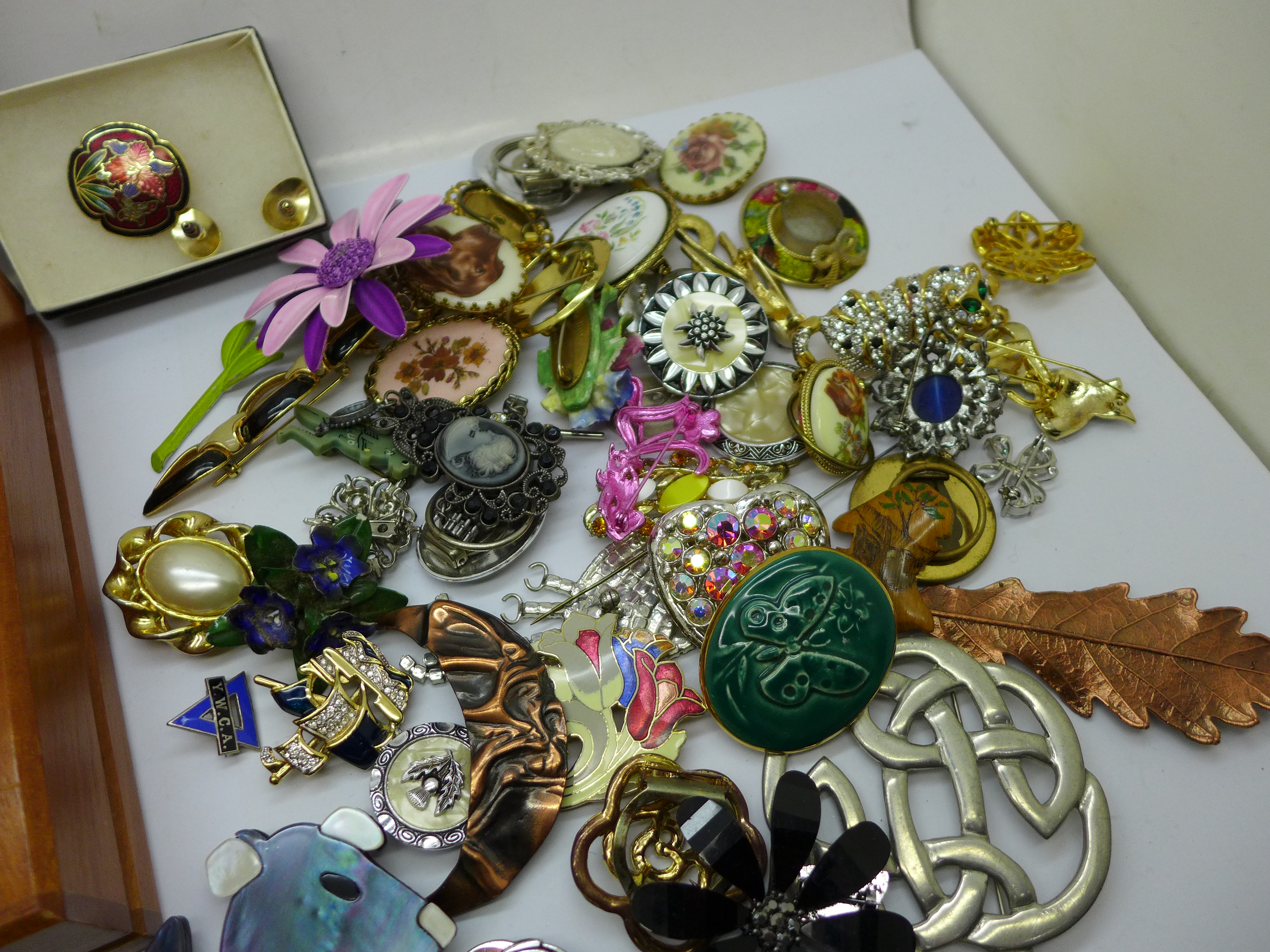 A collection of costume brooches - Image 3 of 3