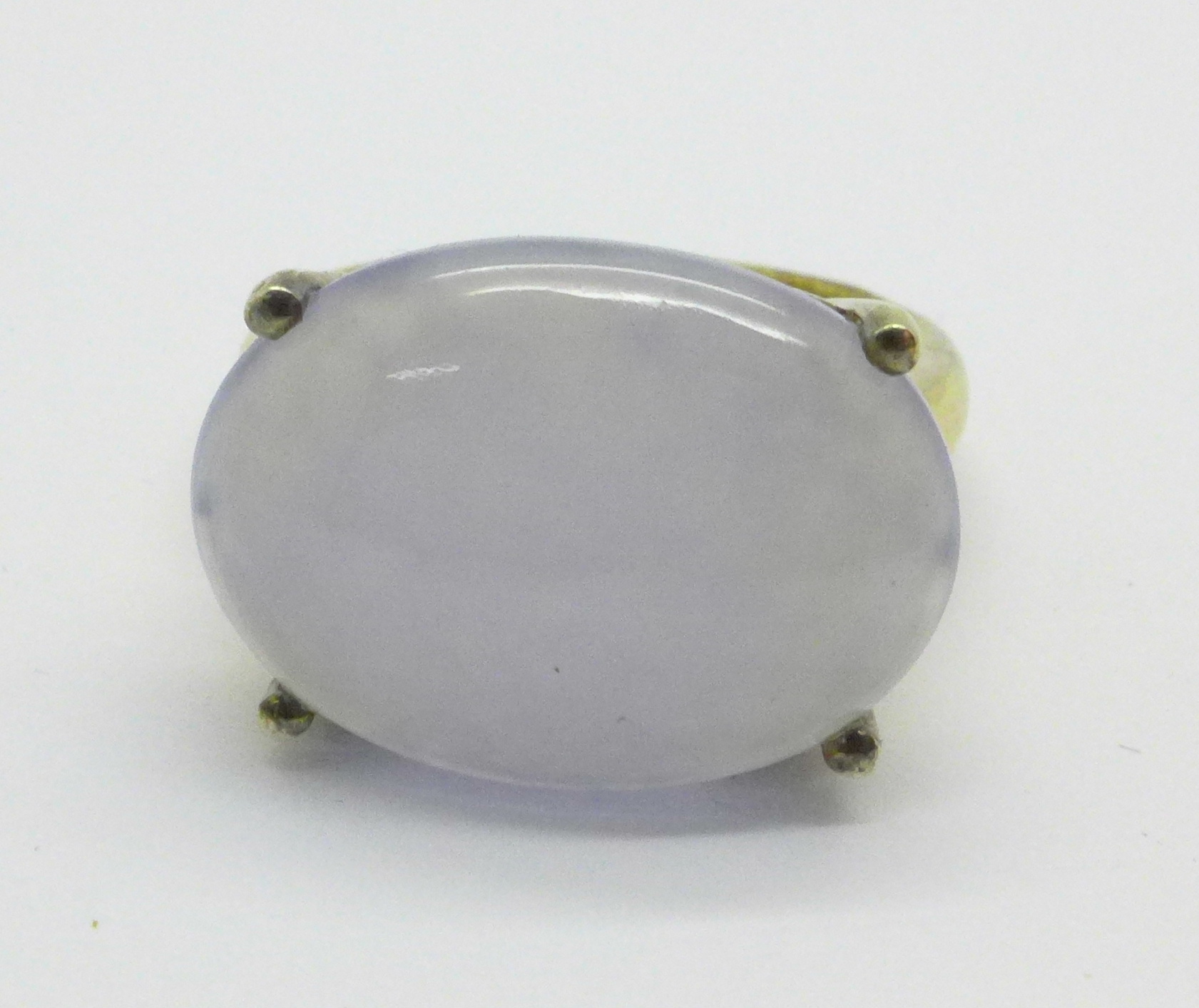 A silver gilt blue chalcedony ring, N