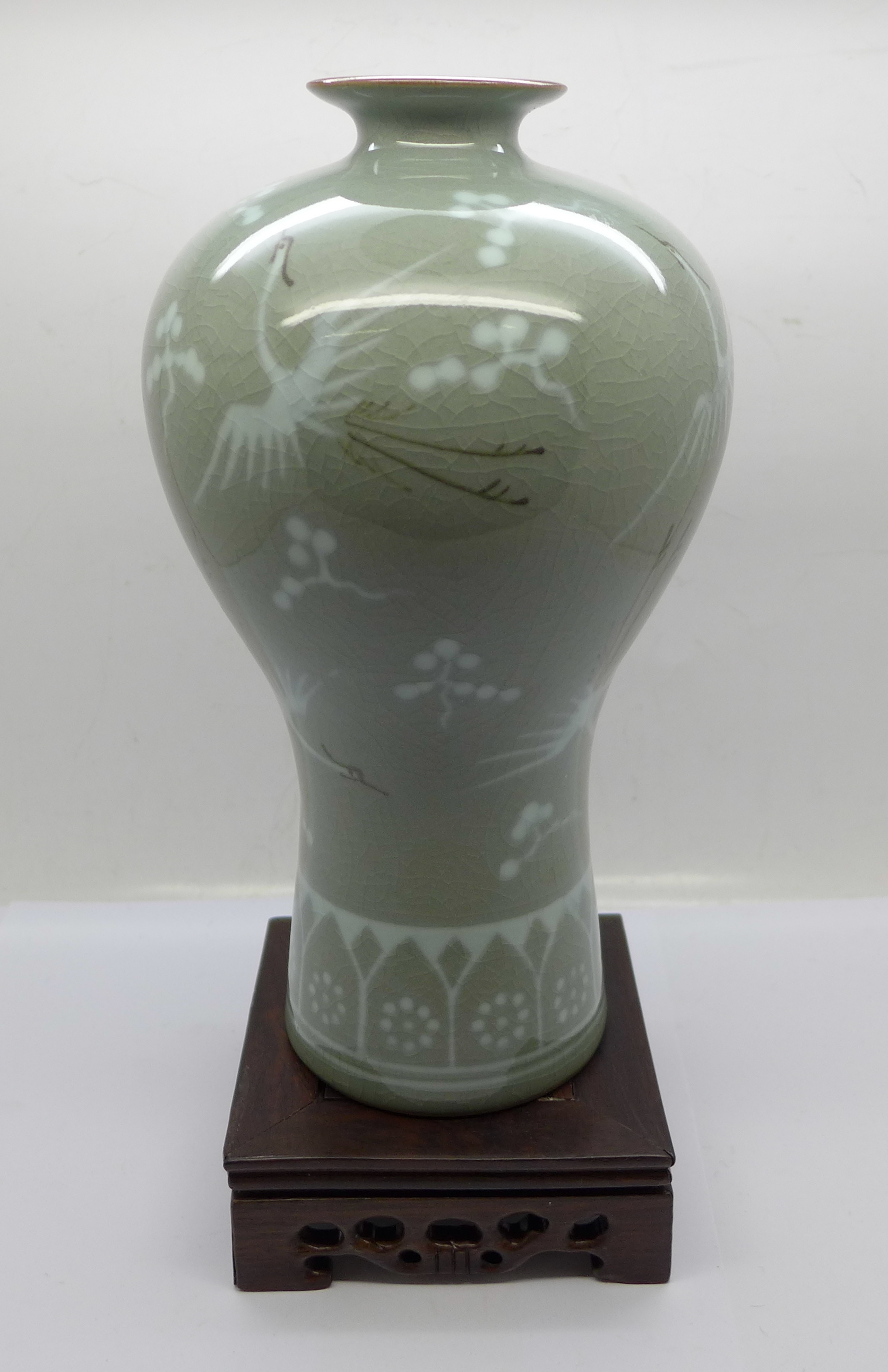 A Chinese modern Celadon vase, base marked with Ningbo University stamp, 22cm, boxed - Bild 3 aus 6