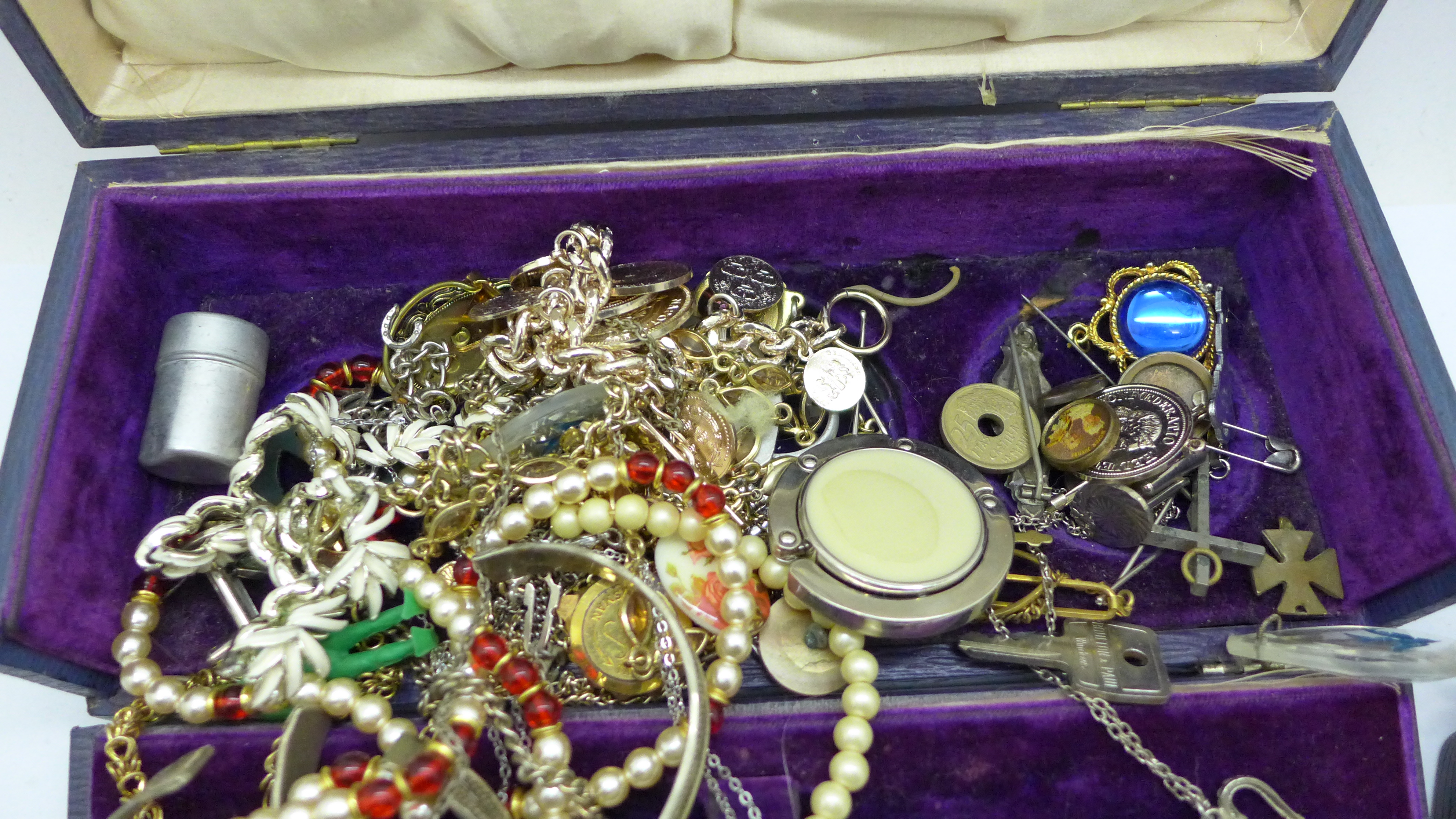 A box of costume jewellery - Image 2 of 5