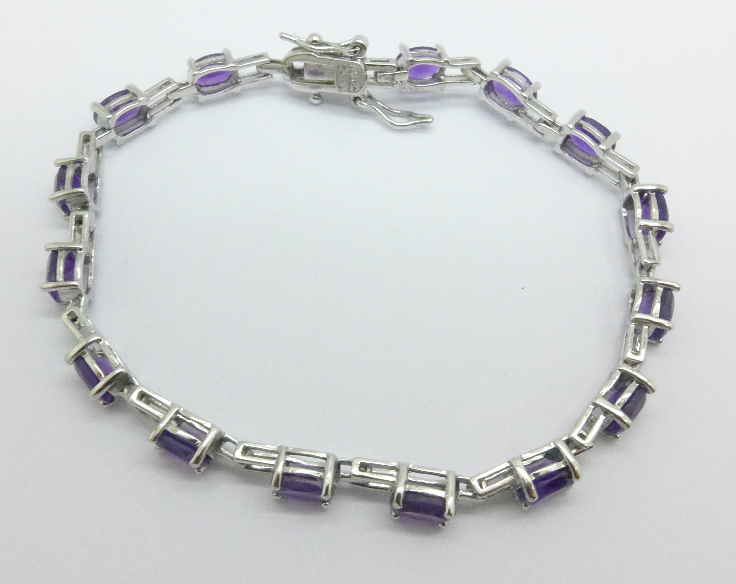 An amethyst and silver bracelet in original box - Bild 3 aus 4