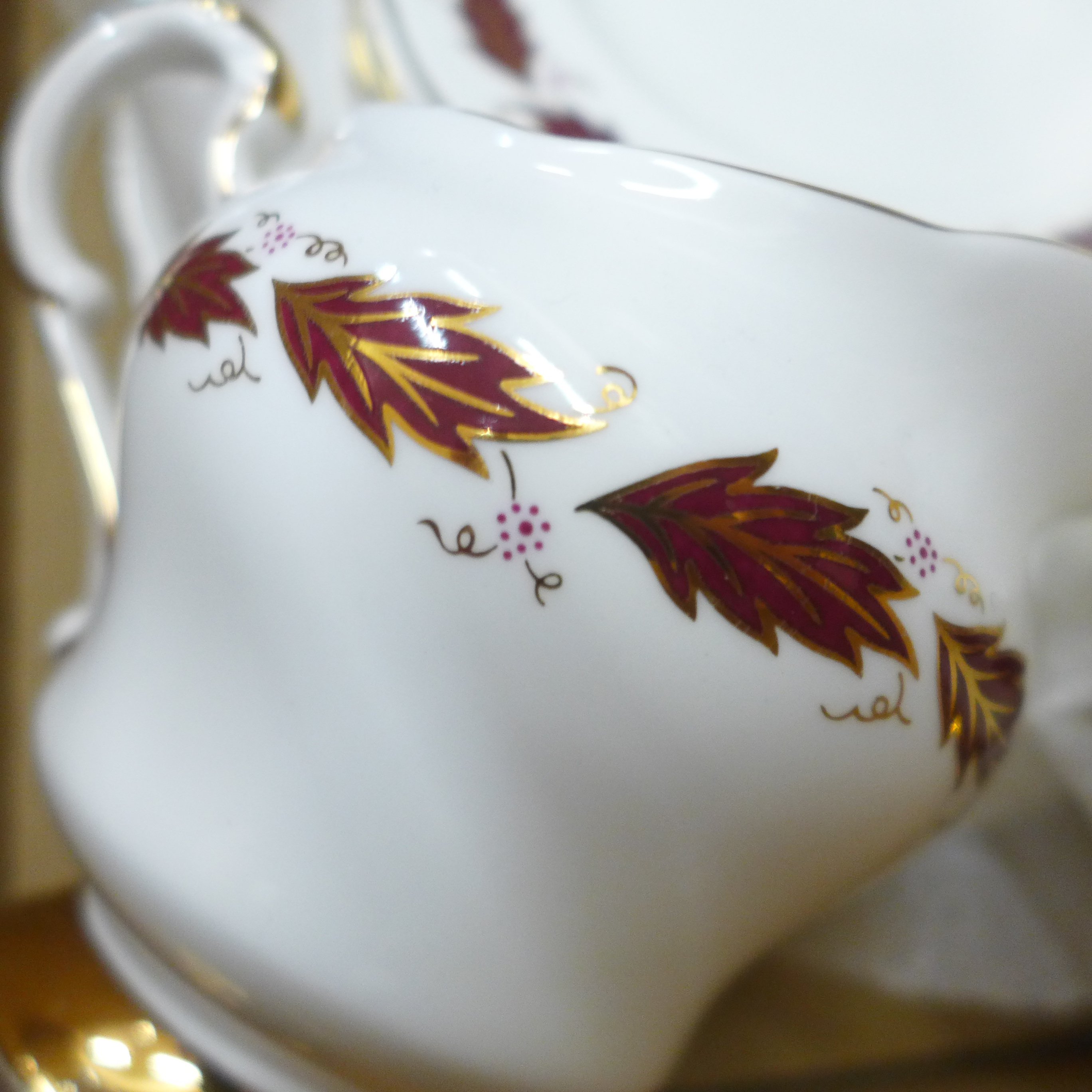 A Paragon Elegance tea service comprising six cups, saucers, side plates and one bread and butter - Bild 2 aus 2