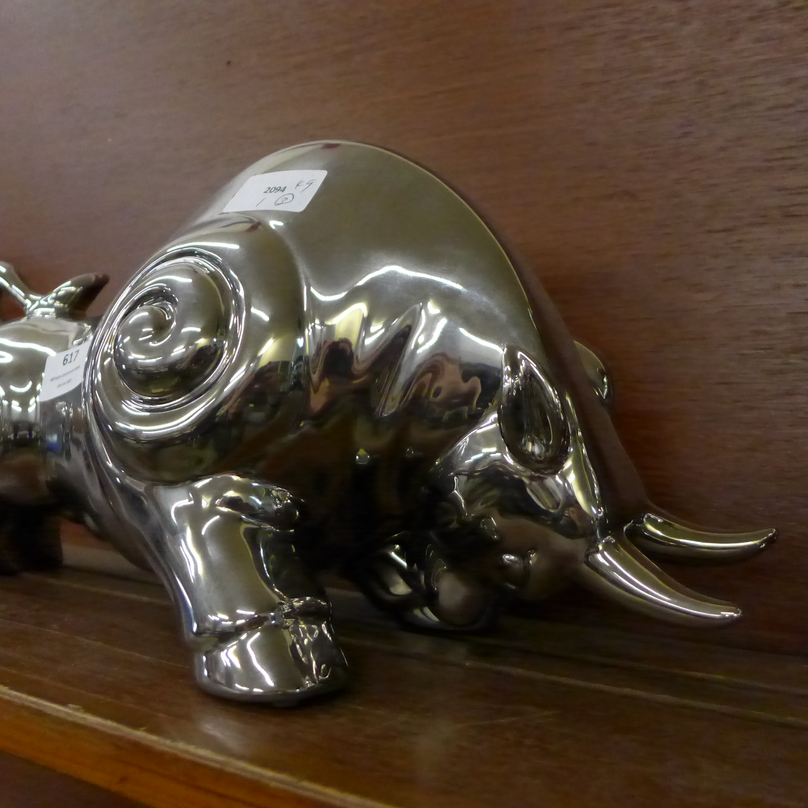 Three pottery and chrome finish animals; two bears and a bull - Bild 3 aus 3