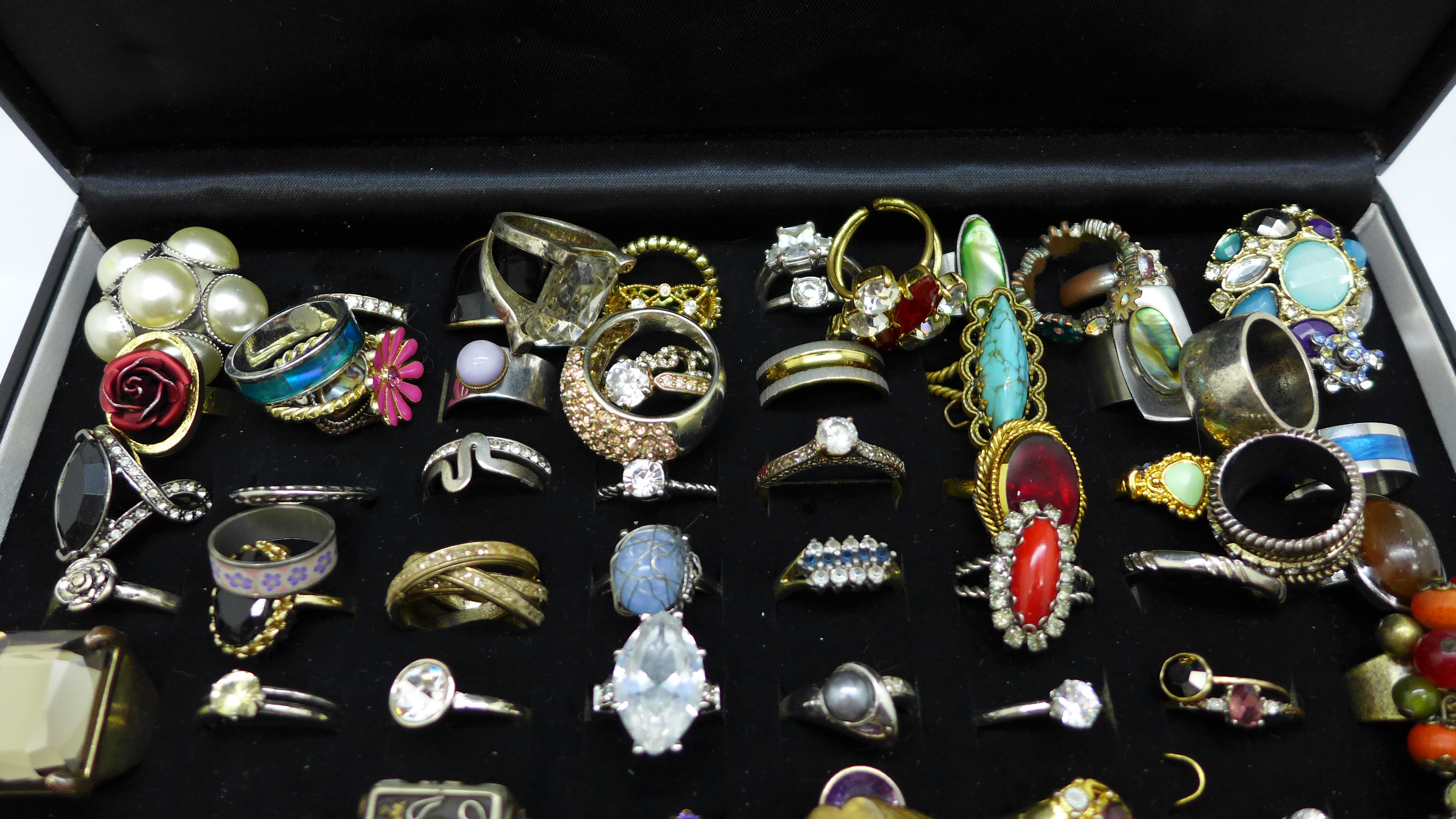 Approximately ninety costume rings, boxed - Bild 2 aus 3