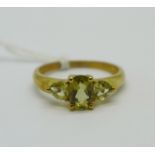 A 9ct gold and peridot stone ring, 2g, P