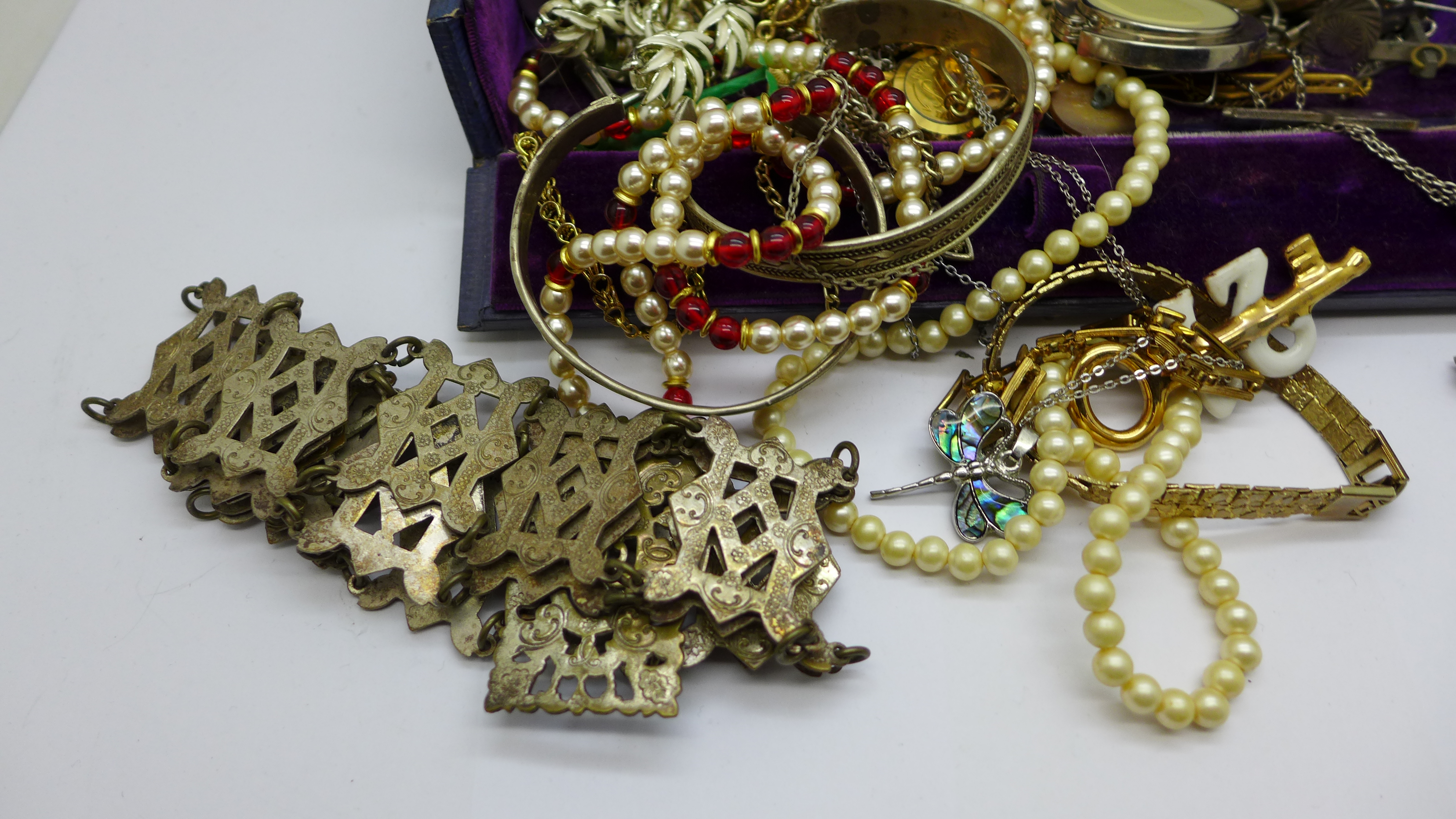 A box of costume jewellery - Image 3 of 5