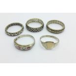 Five 9ct gold and silver rings, 10.9g